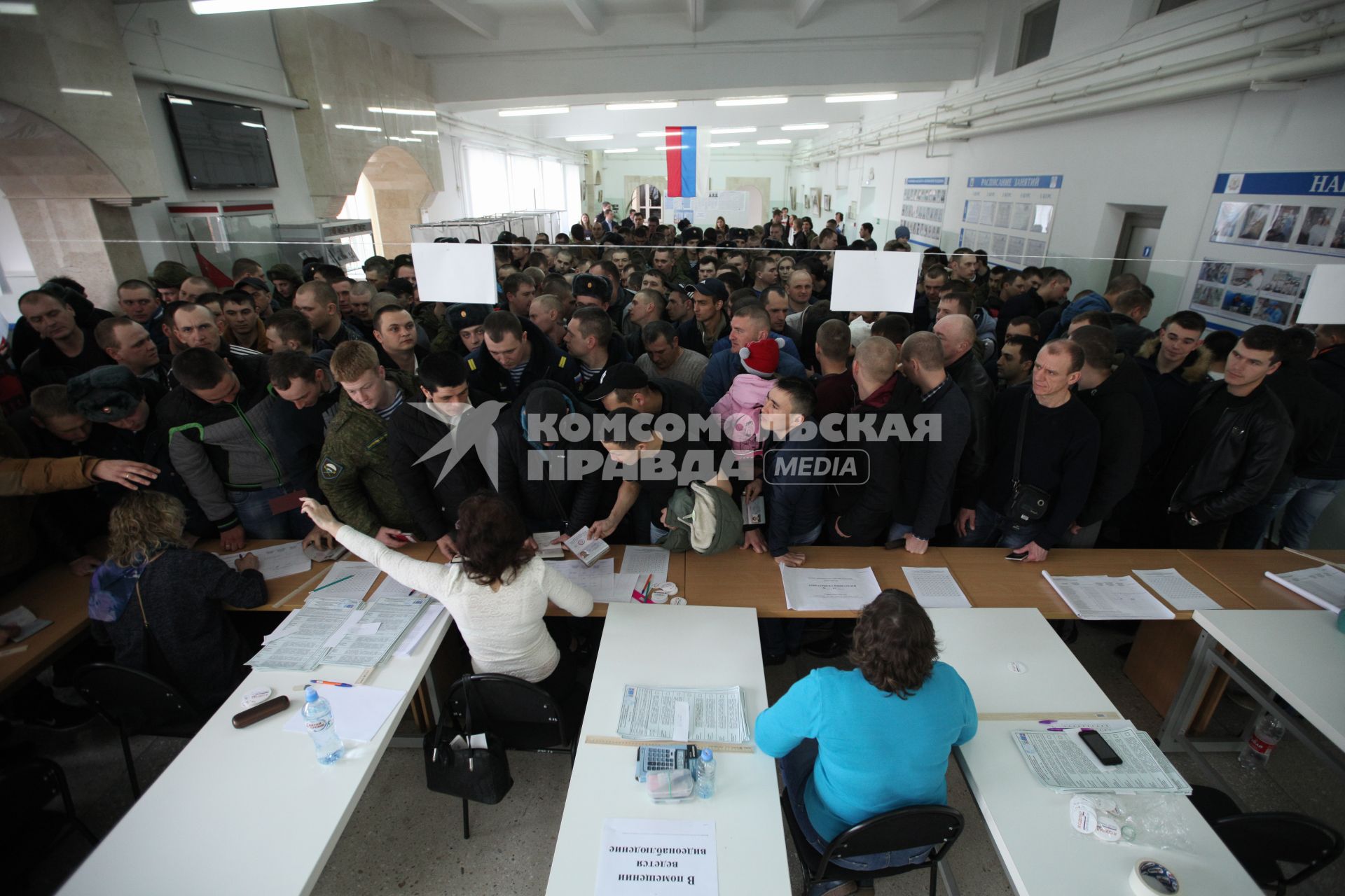 Ставрополь. Очередь на избирательном участке во время голосования на выборах президента РФ.