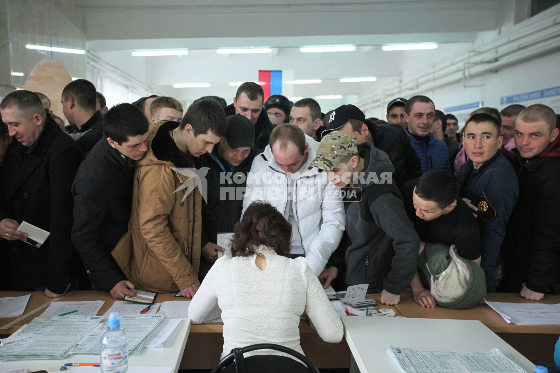 Ставрополь. Очередь на избирательном участке во время голосования на выборах президента РФ.