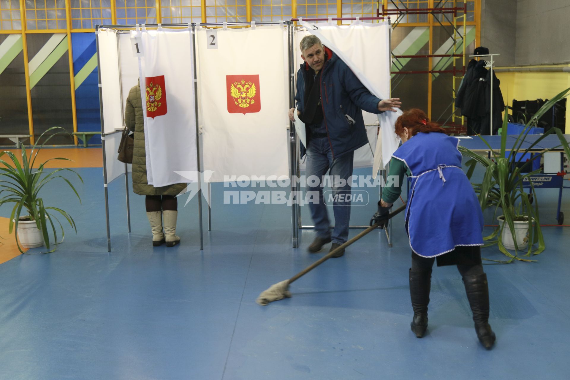 Алтайский край. Уборщица моет пол во время голосования на выборах президента РФ .