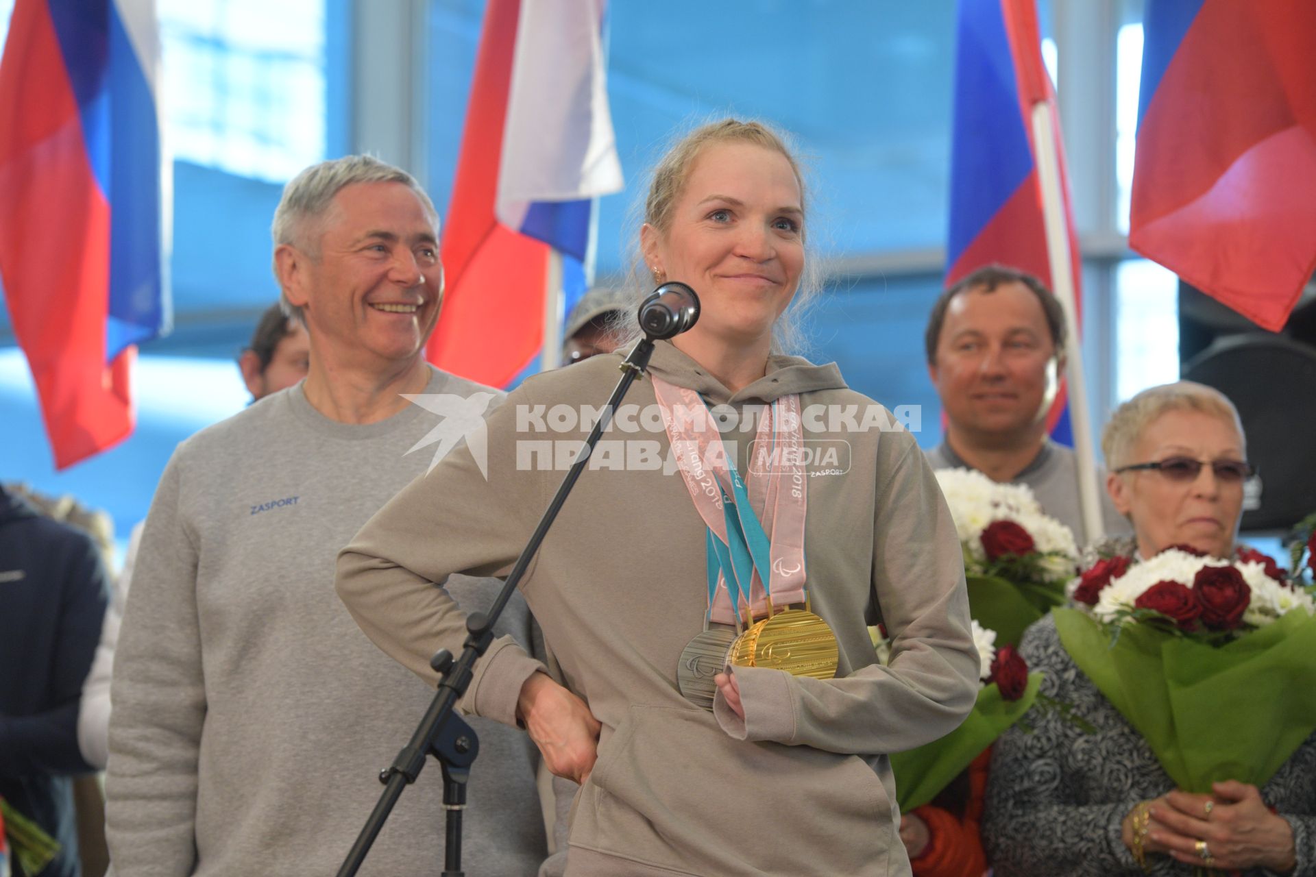 Москва.  Спортсменка Екатерина Румянцева на церемонии встречи  российских спортсменов - участников  XI зимних Паралимпийских игр в аэропорту Шереметьево.