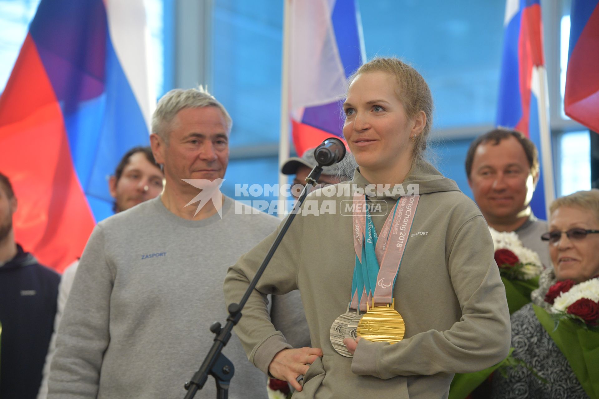 Москва.  Спортсменка Екатерина Румянцева на церемонии встречи  российских спортсменов - участников  XI зимних Паралимпийских игр в аэропорту Шереметьево.