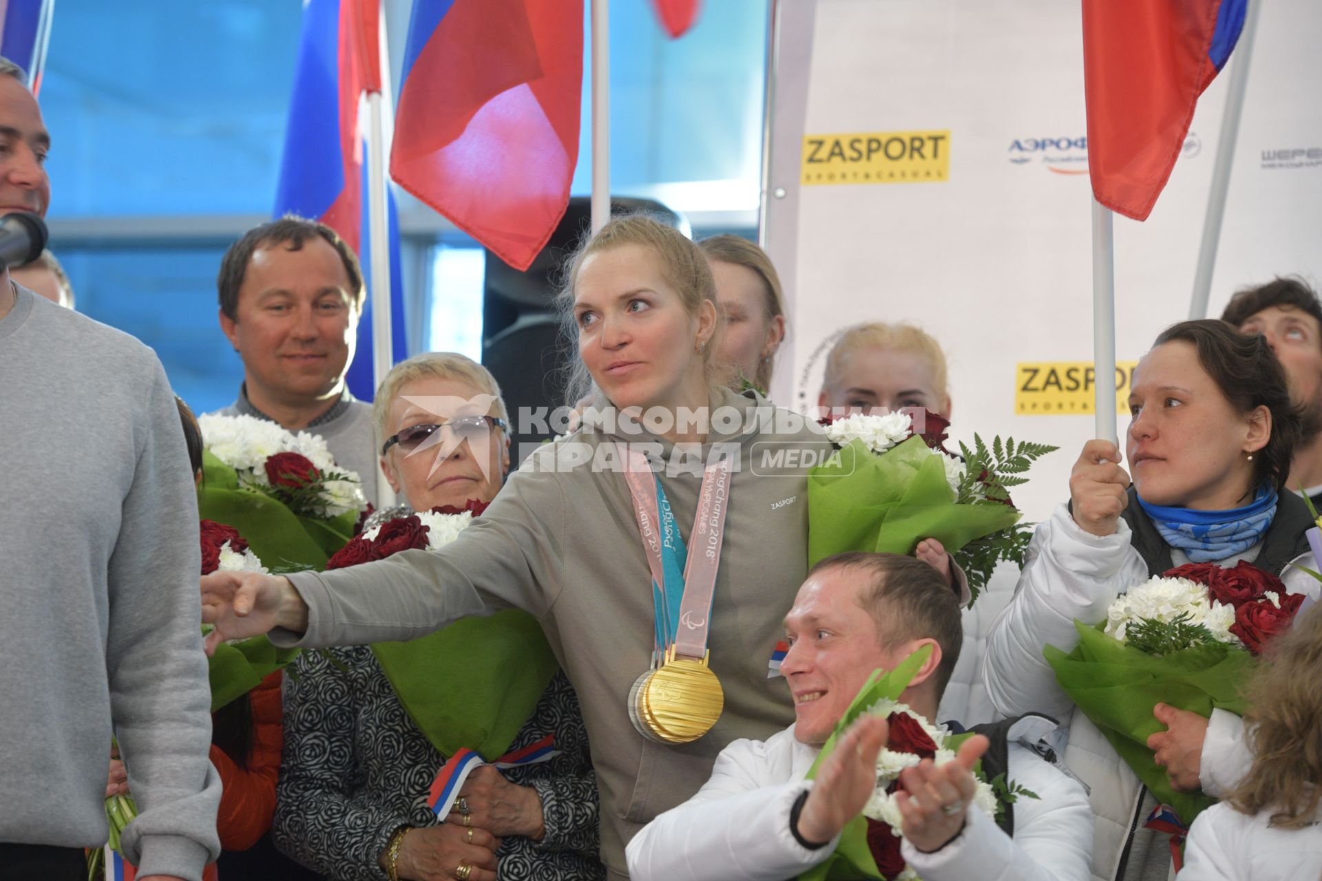 Москва.  Спортсменка Екатерина Румянцева на церемонии встречи  российских спортсменов - участников  XI зимних Паралимпийских игр в аэропорту Шереметьево.