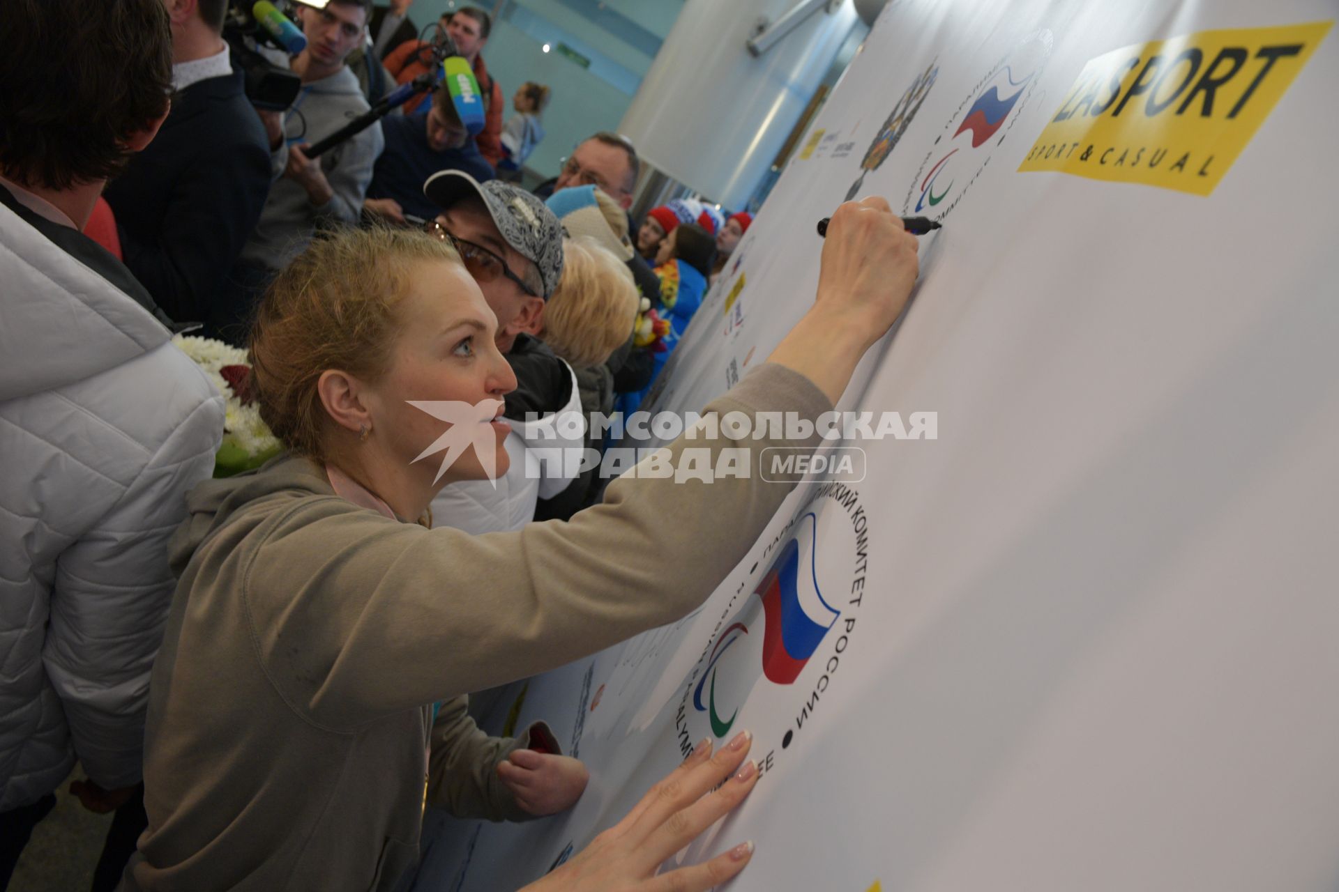 Москва.  Спортсменка Екатерина Румянцева на церемонии встречи  российских спортсменов - участников  XI зимних Паралимпийских игр в аэропорту Шереметьево.