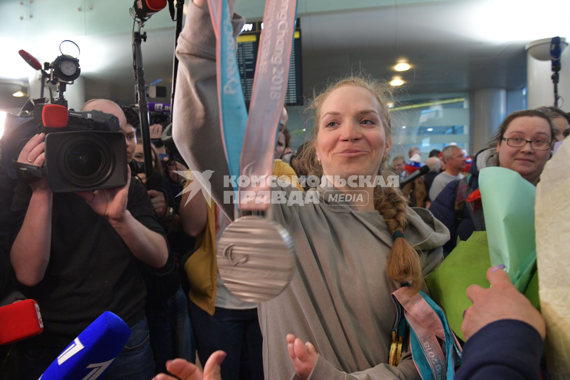 Москва.  Спортсменка Екатерина Румянцева на церемонии встречи  российских спортсменов - участников  XI зимних Паралимпийских игр в аэропорту Шереметьево.