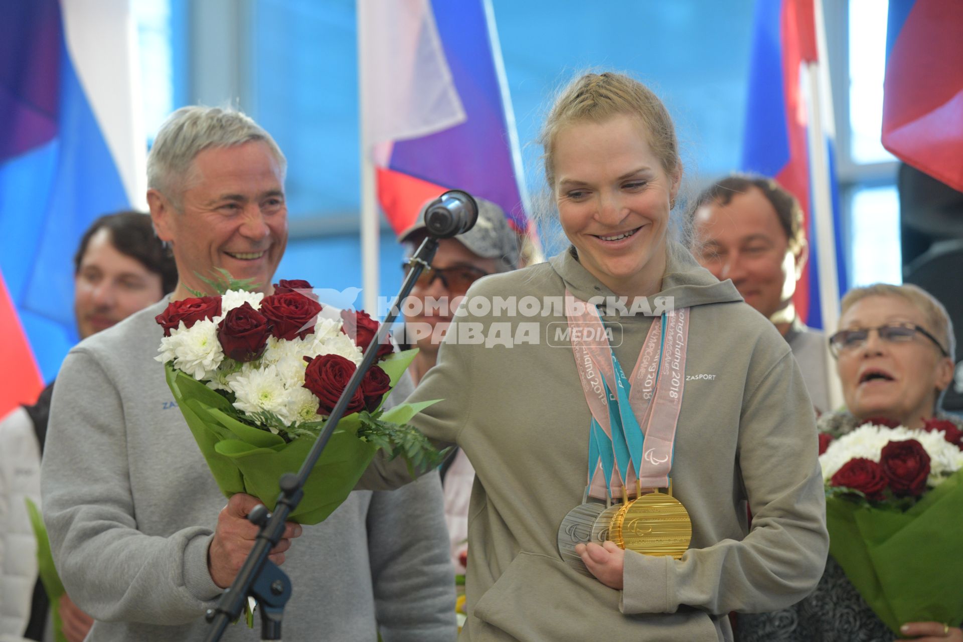 Москва.  Спортсменка Екатерина Румянцева на церемонии встречи  российских спортсменов - участников  XI зимних Паралимпийских игр в аэропорту Шереметьево.