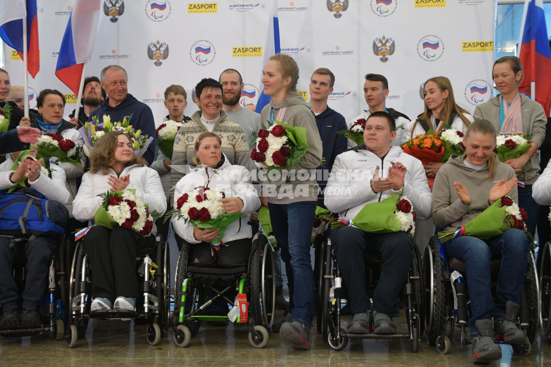 Москва.  Спортсменка Екатерина Румянцева  ( в центре) на церемонии встречи  российских спортсменов - участников  XI зимних Паралимпийских игр в аэропорту Шереметьево.