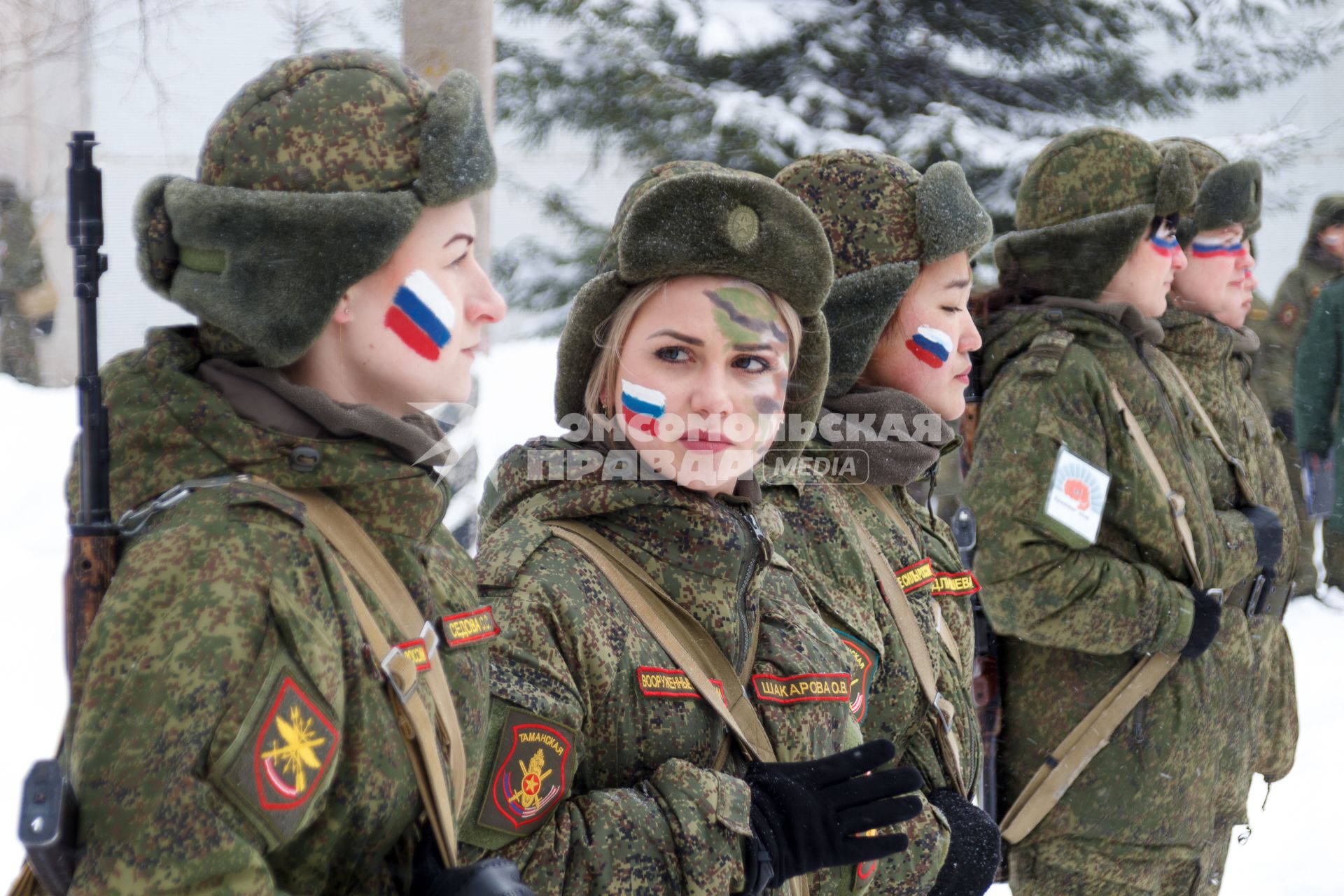 Ярославская область. Участницы всероссийского конкурса профессионального мастерства среди женщин-военнослужащих `Макияж под камуфляж` в учебном центре РВСН в Переславле-Залесском.