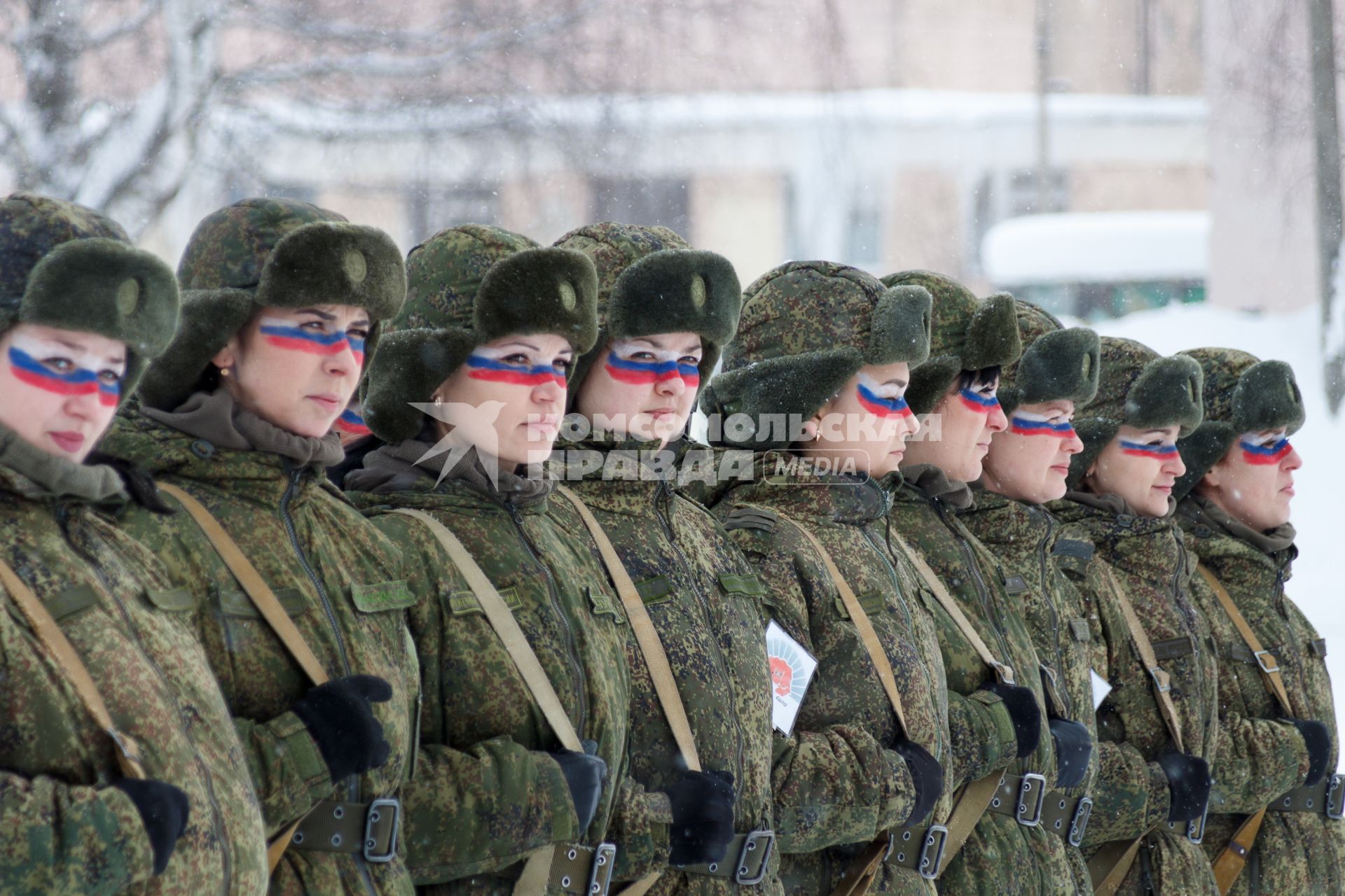 Ярославская область. Участницы всероссийского конкурса профессионального мастерства среди женщин-военнослужащих `Макияж под камуфляж` в учебном центре РВСН в Переславле-Залесском.