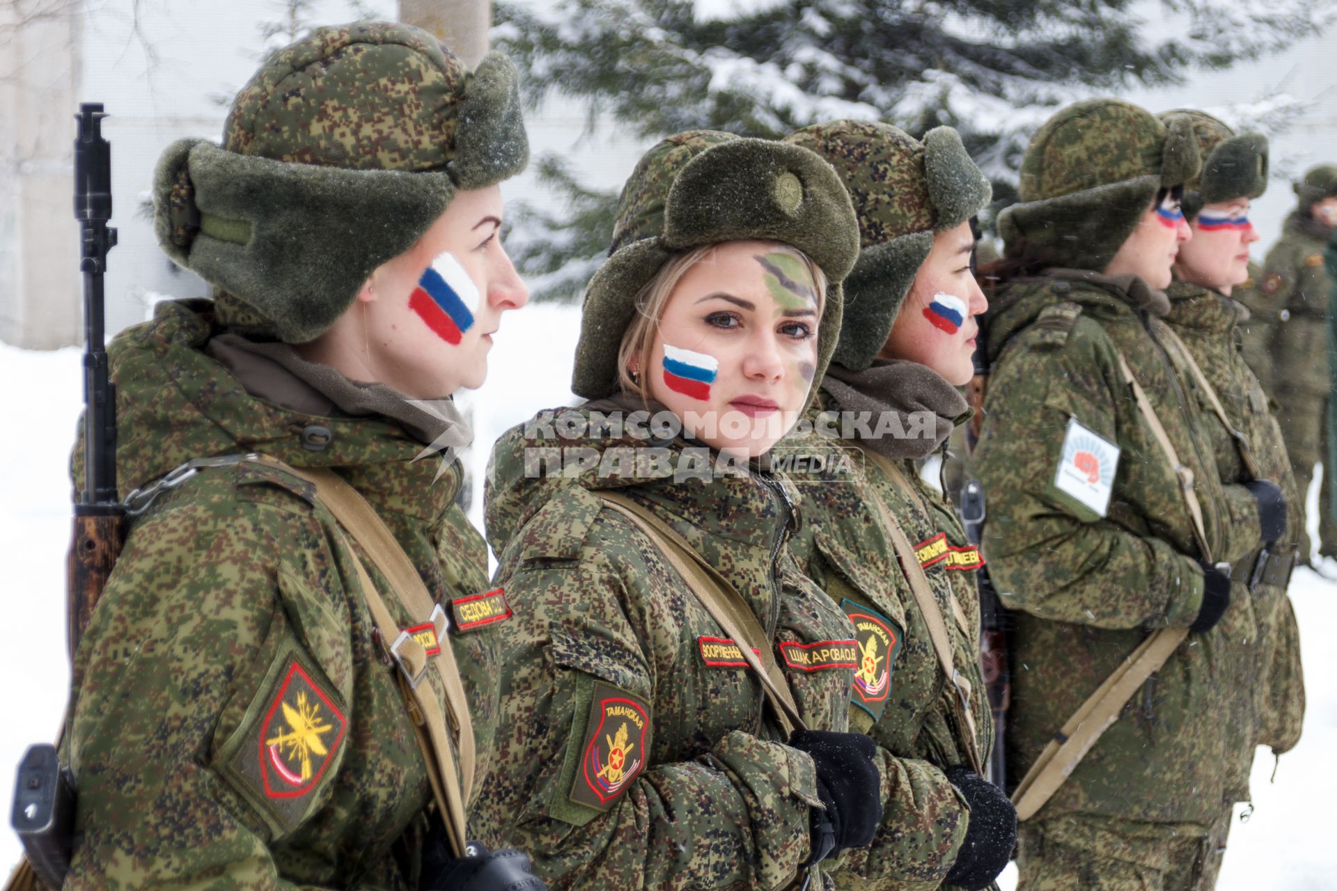 Ярославская область. Участницы всероссийского конкурса профессионального мастерства среди женщин-военнослужащих `Макияж под камуфляж` в учебном центре РВСН в Переславле-Залесском.