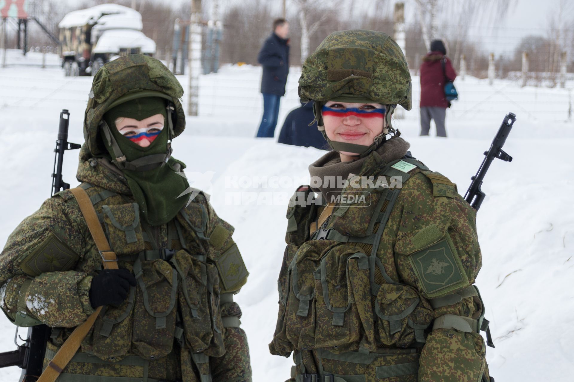 Ярославская область. Участницы всероссийского конкурса профессионального мастерства среди женщин-военнослужащих `Макияж под камуфляж` в учебном центре РВСН в Переславле-Залесском.