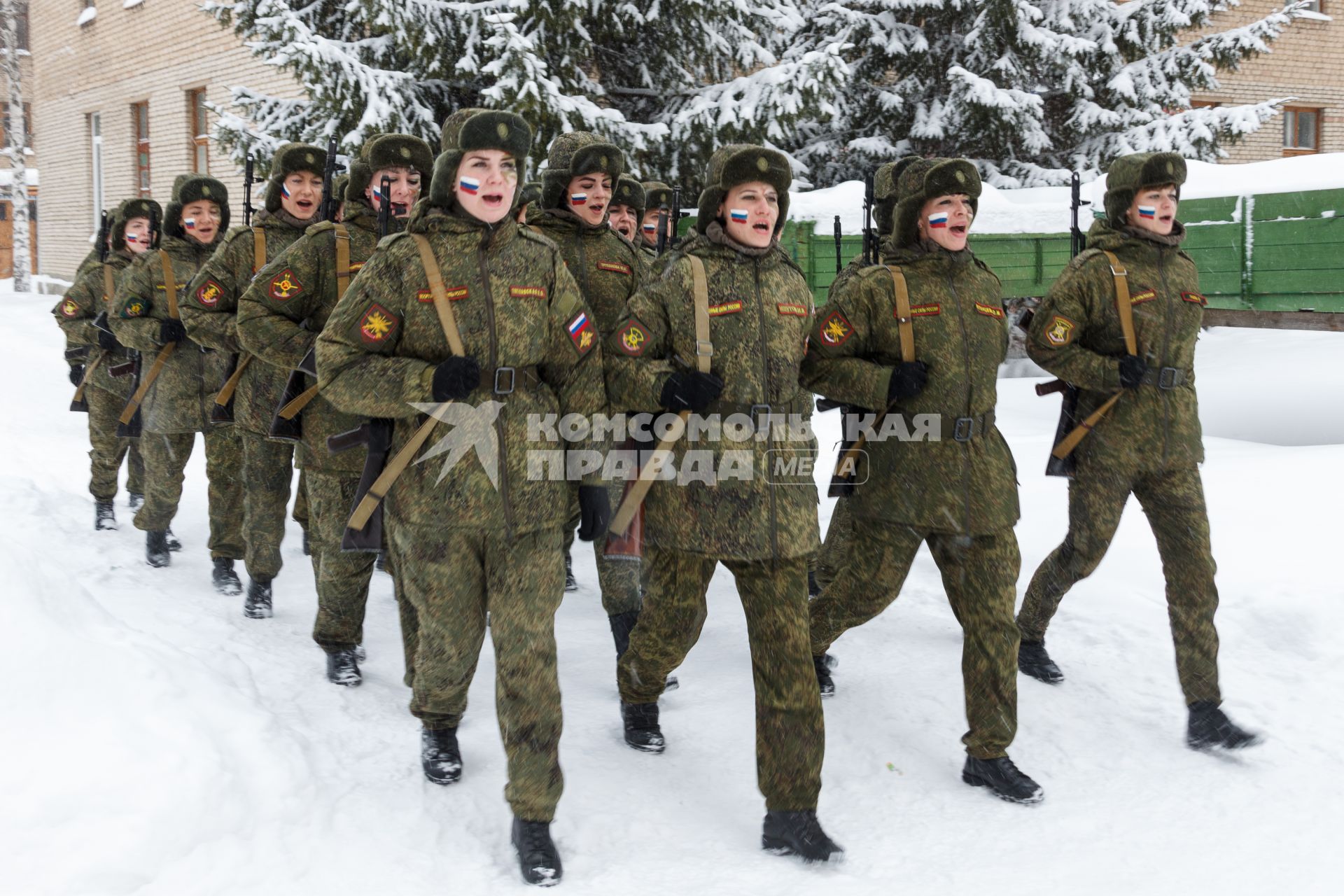 Ярославская область. Участницы всероссийского конкурса профессионального мастерства среди женщин-военнослужащих `Макияж под камуфляж` в учебном центре РВСН в Переславле-Залесском.