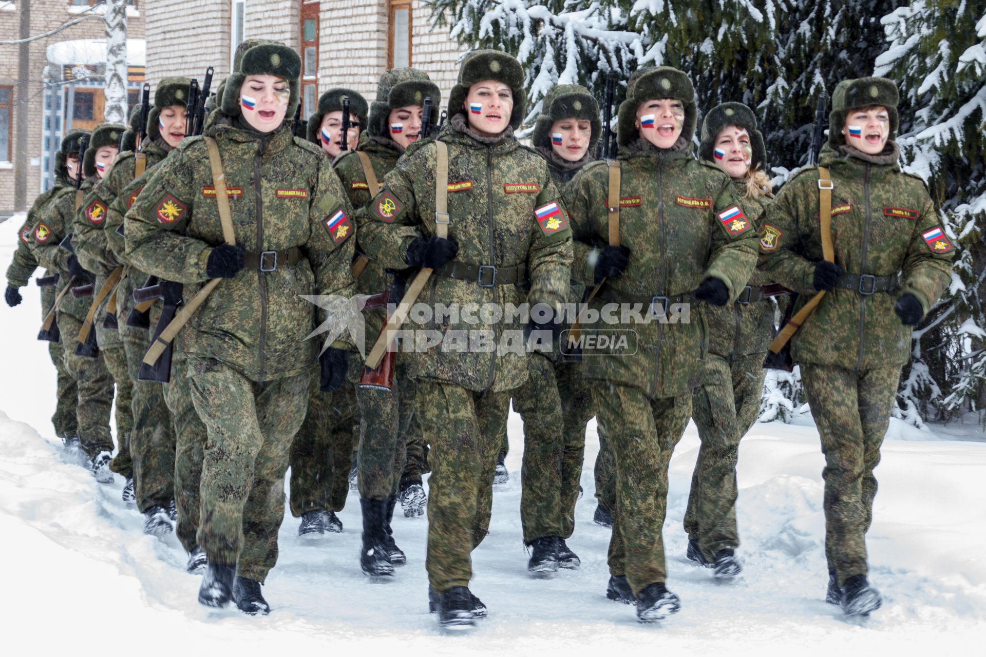 Ярославская область. Участницы всероссийского конкурса профессионального мастерства среди женщин-военнослужащих `Макияж под камуфляж` в учебном центре РВСН в Переславле-Залесском.