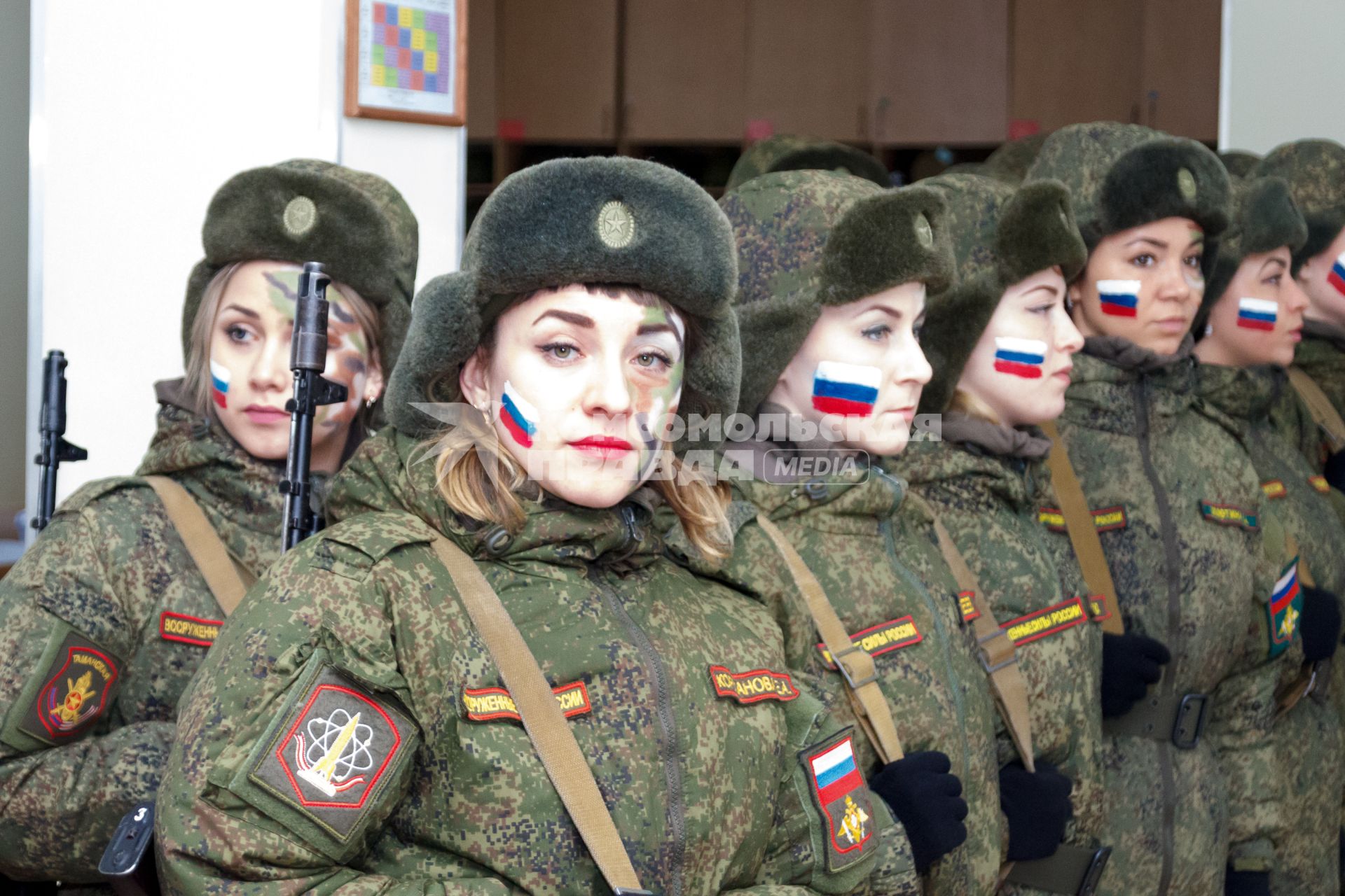 Ярославская область. Участницы всероссийского конкурса профессионального мастерства среди женщин-военнослужащих `Макияж под камуфляж` в учебном центре РВСН в Переславле-Залесском.