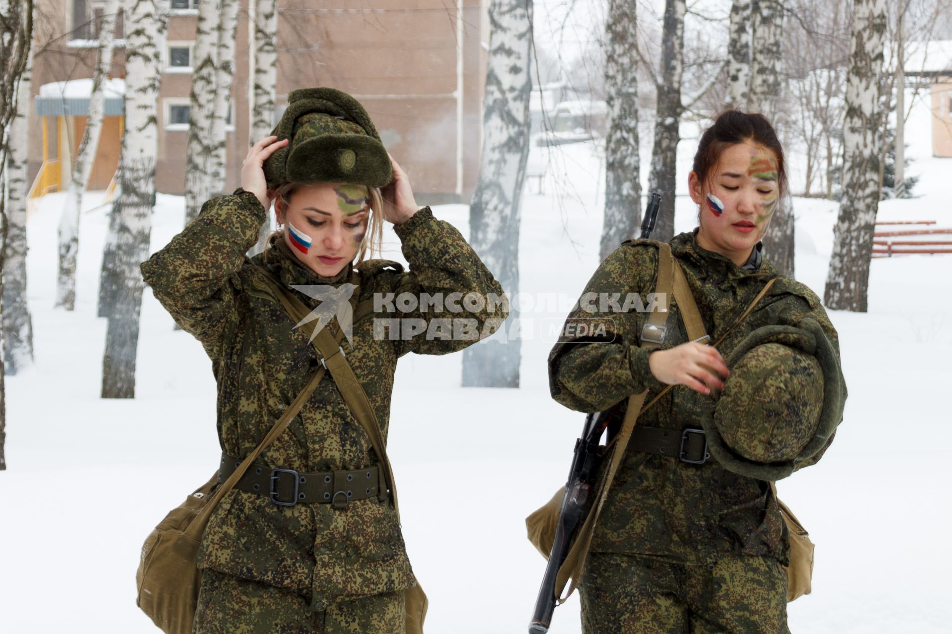 Ярославская область. Участницы всероссийского конкурса профессионального мастерства среди женщин-военнослужащих `Макияж под камуфляж` в учебном центре РВСН в Переславле-Залесском.