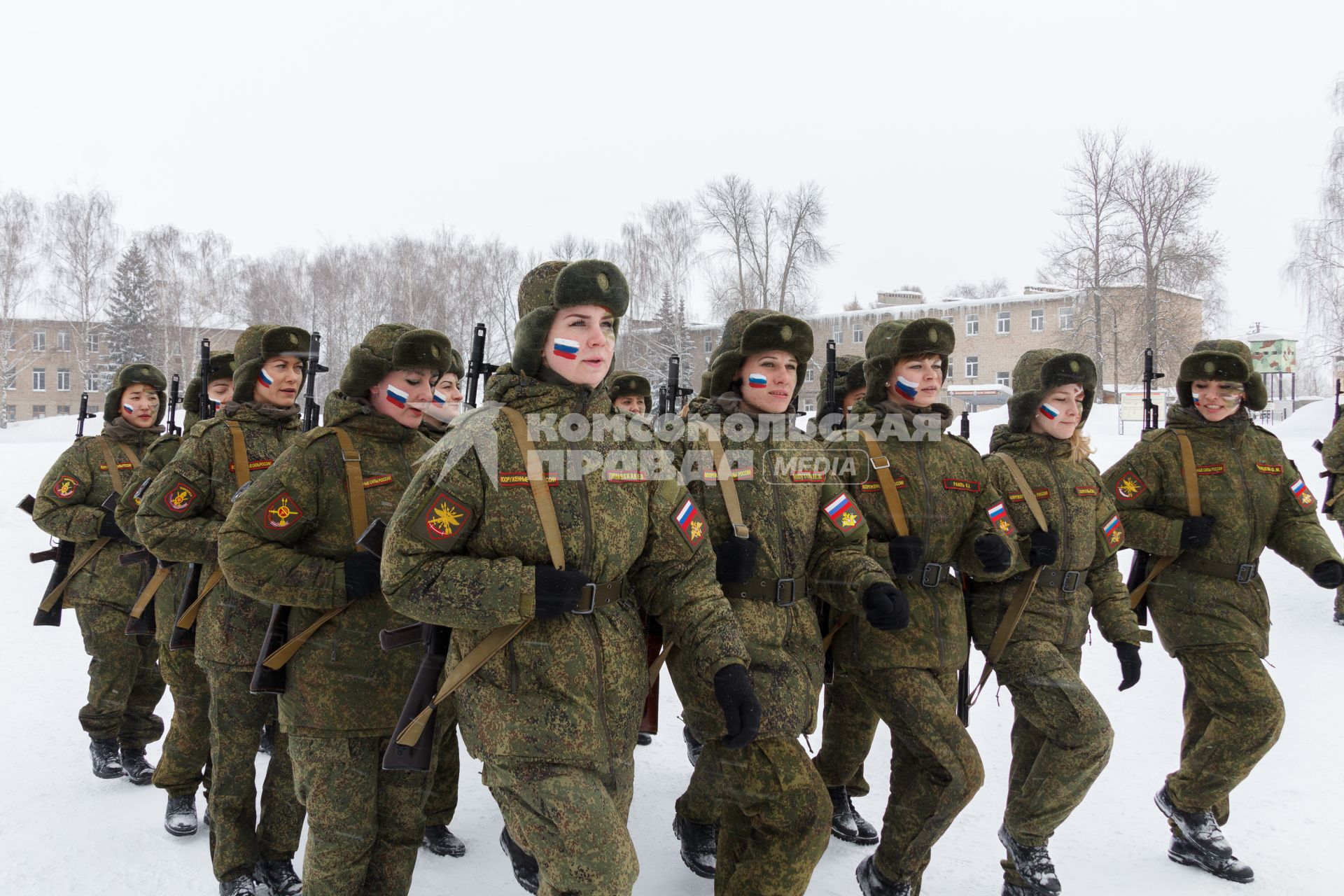 Ярославская область. Участницы всероссийского конкурса профессионального мастерства среди женщин-военнослужащих `Макияж под камуфляж` в учебном центре РВСН в Переславле-Залесском.