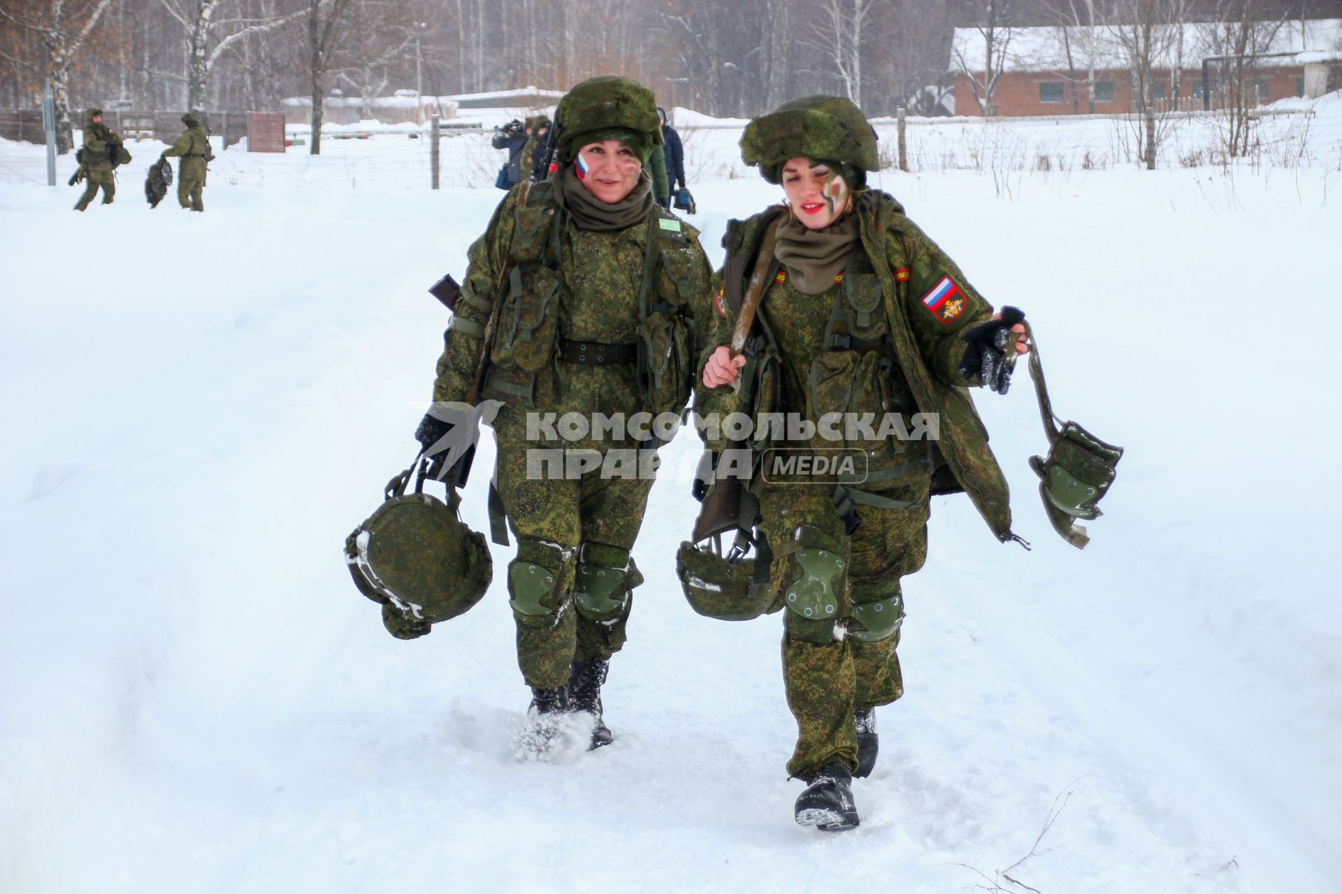 Ярославская область. Участницы всероссийского конкурса профессионального мастерства среди женщин-военнослужащих `Макияж под камуфляж` в учебном центре РВСН в Переславле-Залесском.