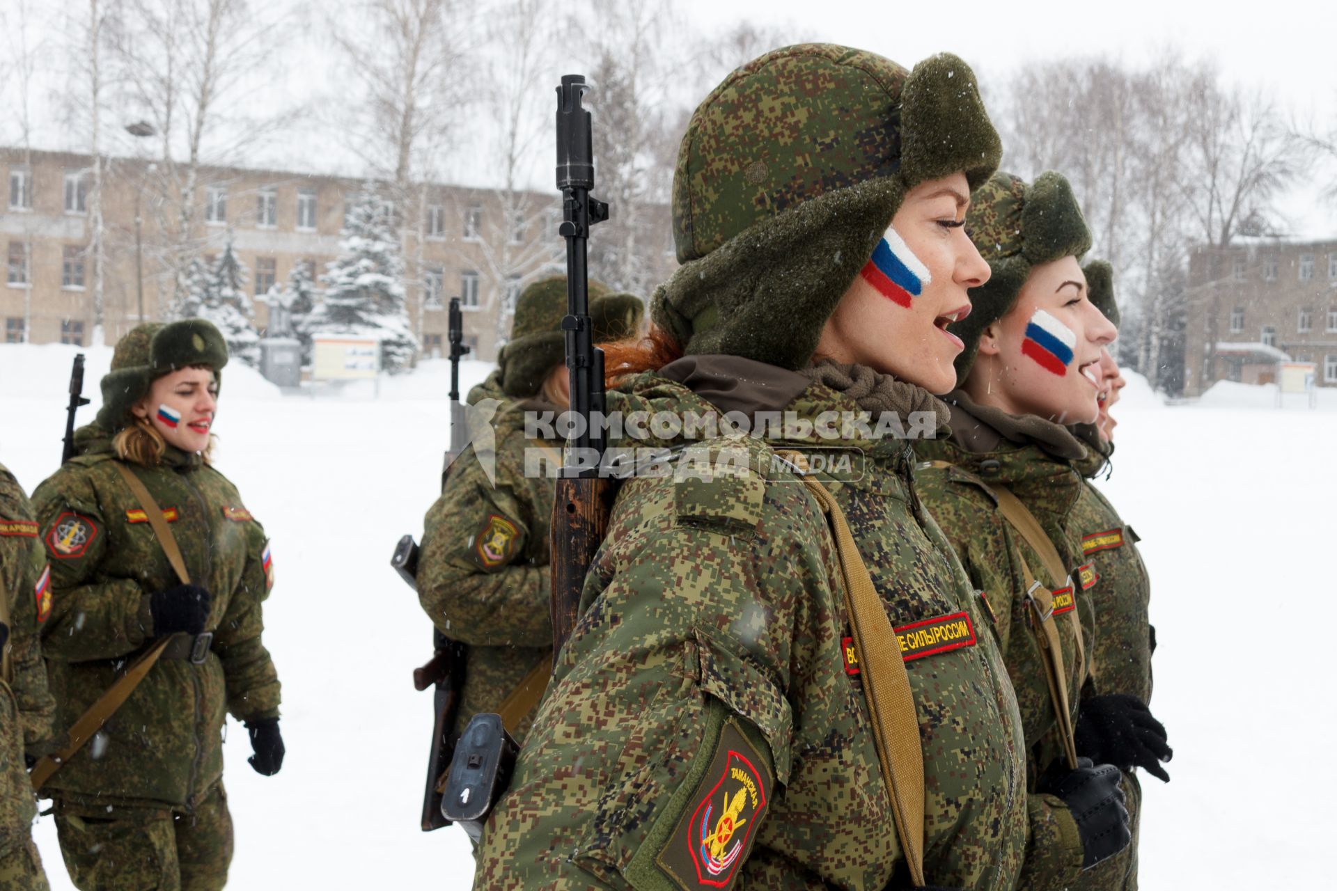 Ярославская область. Участницы всероссийского конкурса профессионального мастерства среди женщин-военнослужащих `Макияж под камуфляж` в учебном центре РВСН в Переславле-Залесском.