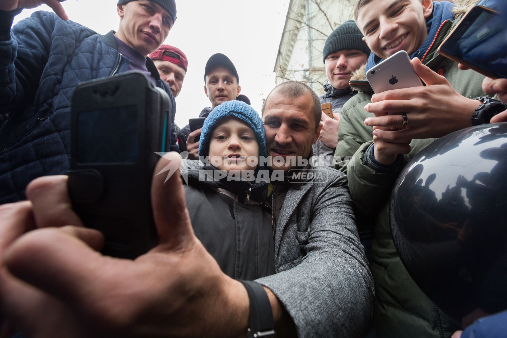 Челябинск.  Чемпион мира по боксу Сергей Ковалев  во время встречи с фанатами.