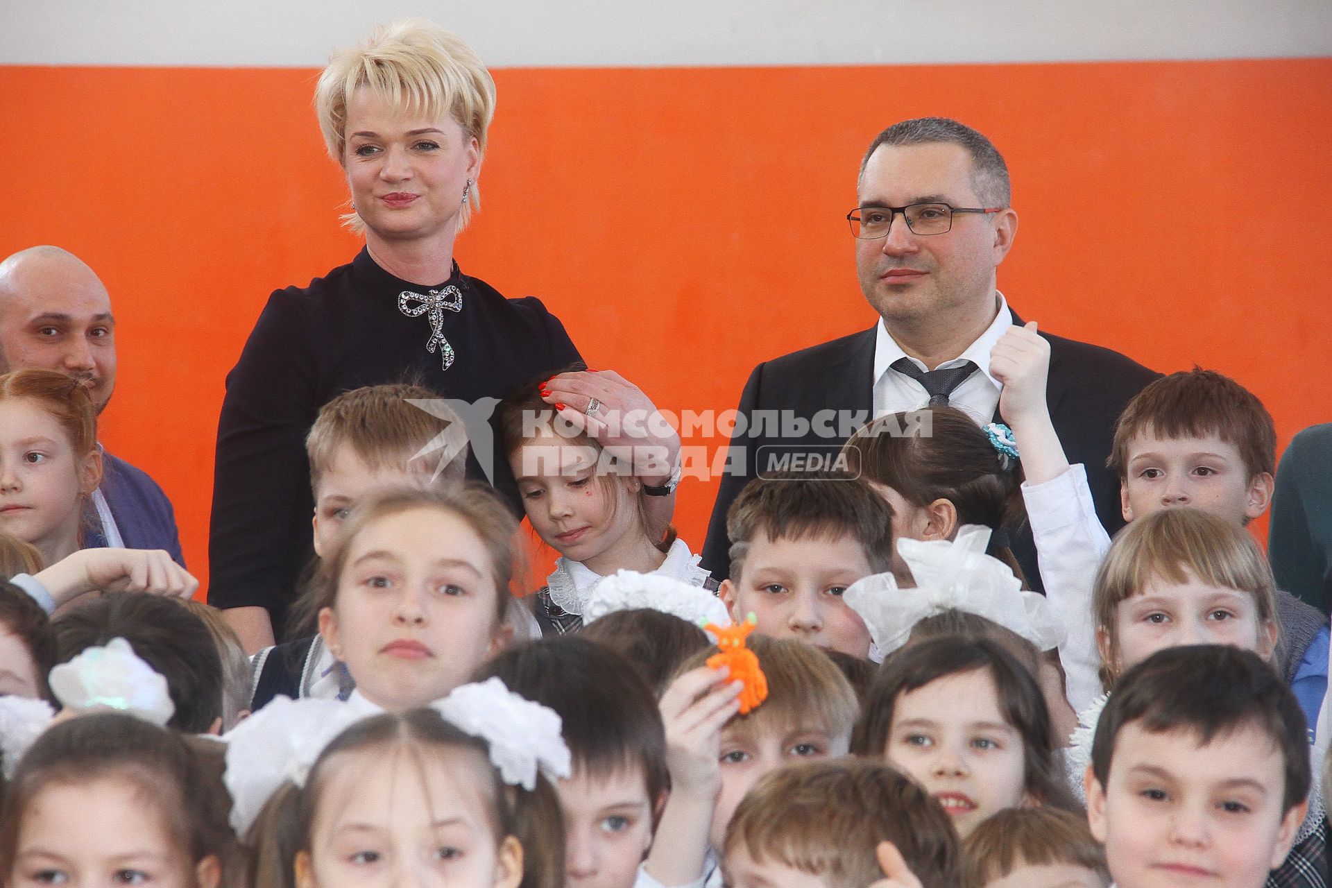 Нижний Новгород. Двукратная олимпийская чемпионка по спортивной гимнастике Светлана Хоркина и председатель гордумы Дмитрий Барыкин  на  церемонии открытия отремонтированного малого спортивного зала в школе # 24.