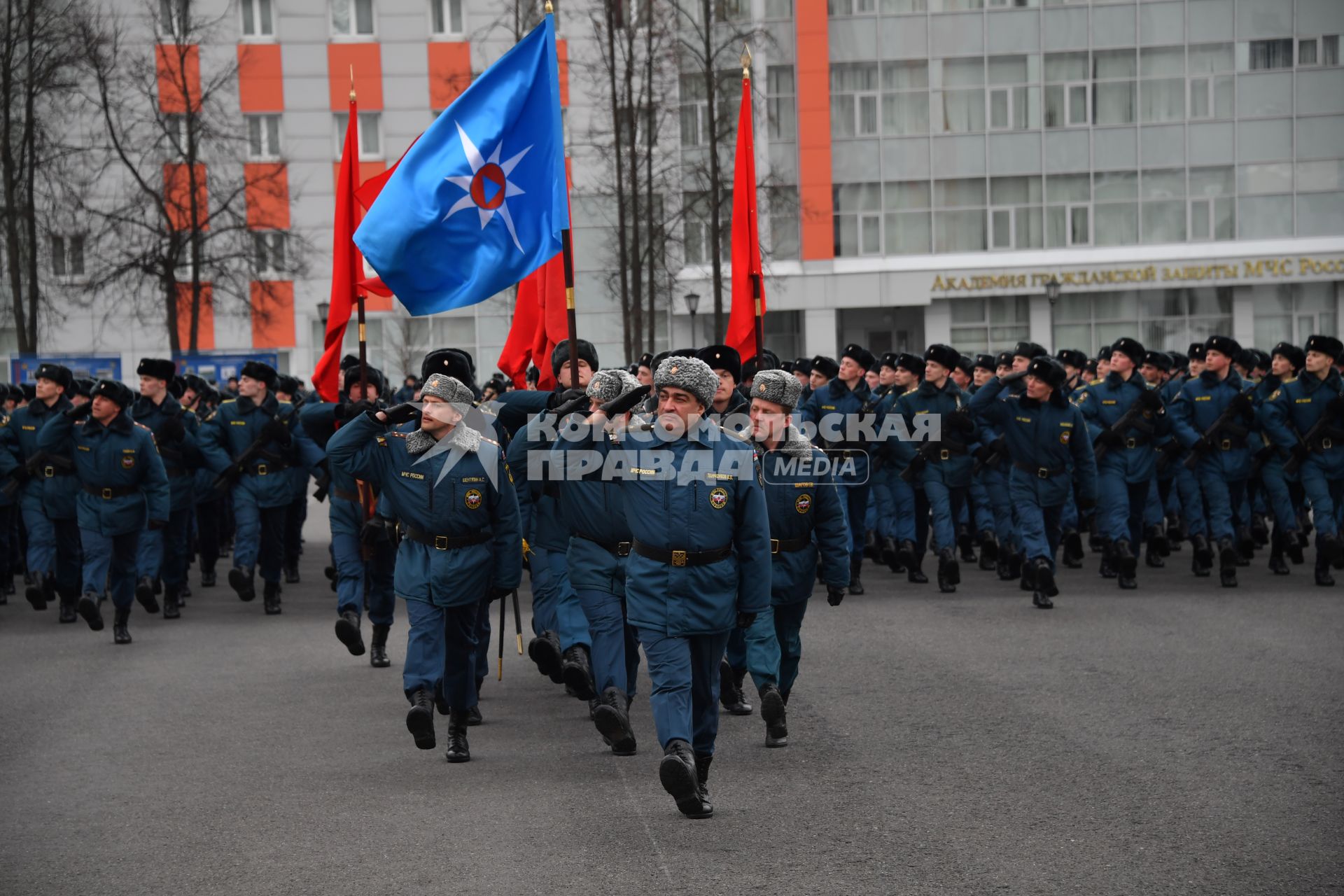 Московская область. Курсанты МЧС во время репетиции к Параду Победы на плацу Академии гражданской защиты МЧС. В центре на переднем плане - начальник Академии гражданской защиты, генерал-майор Владимир Панченков.