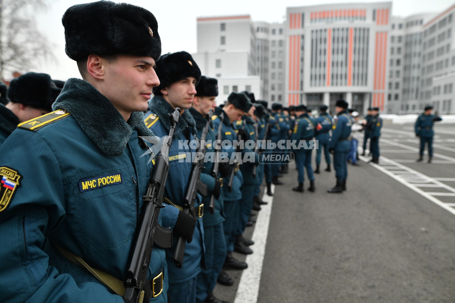 Московская область. Курсанты МЧС во время репетиции к Параду Победы на плацу Академии гражданской защиты МЧС.