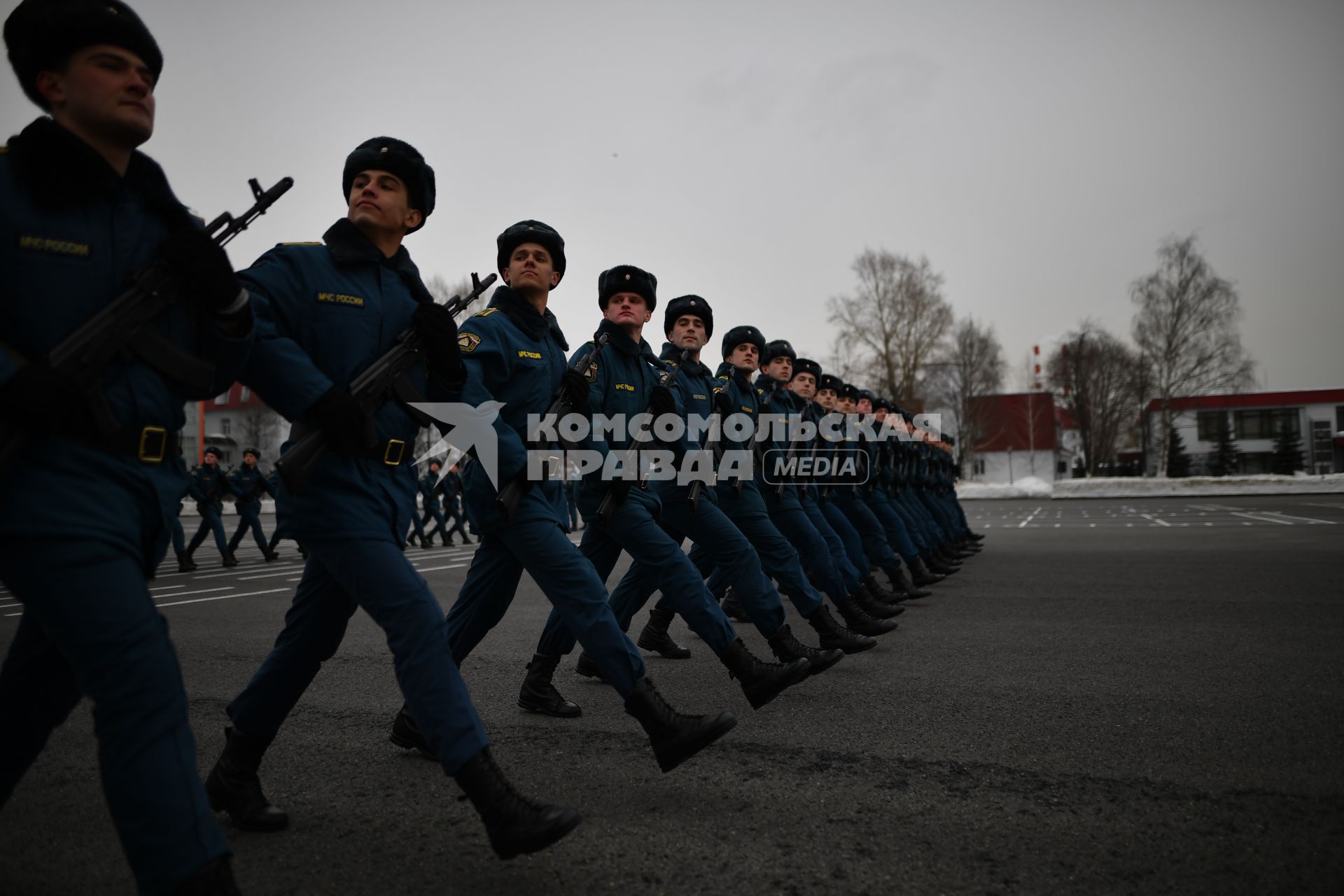 Московская область. Курсанты МЧС во время репетиции к Параду Победы на плацу Академии гражданской защиты МЧС.