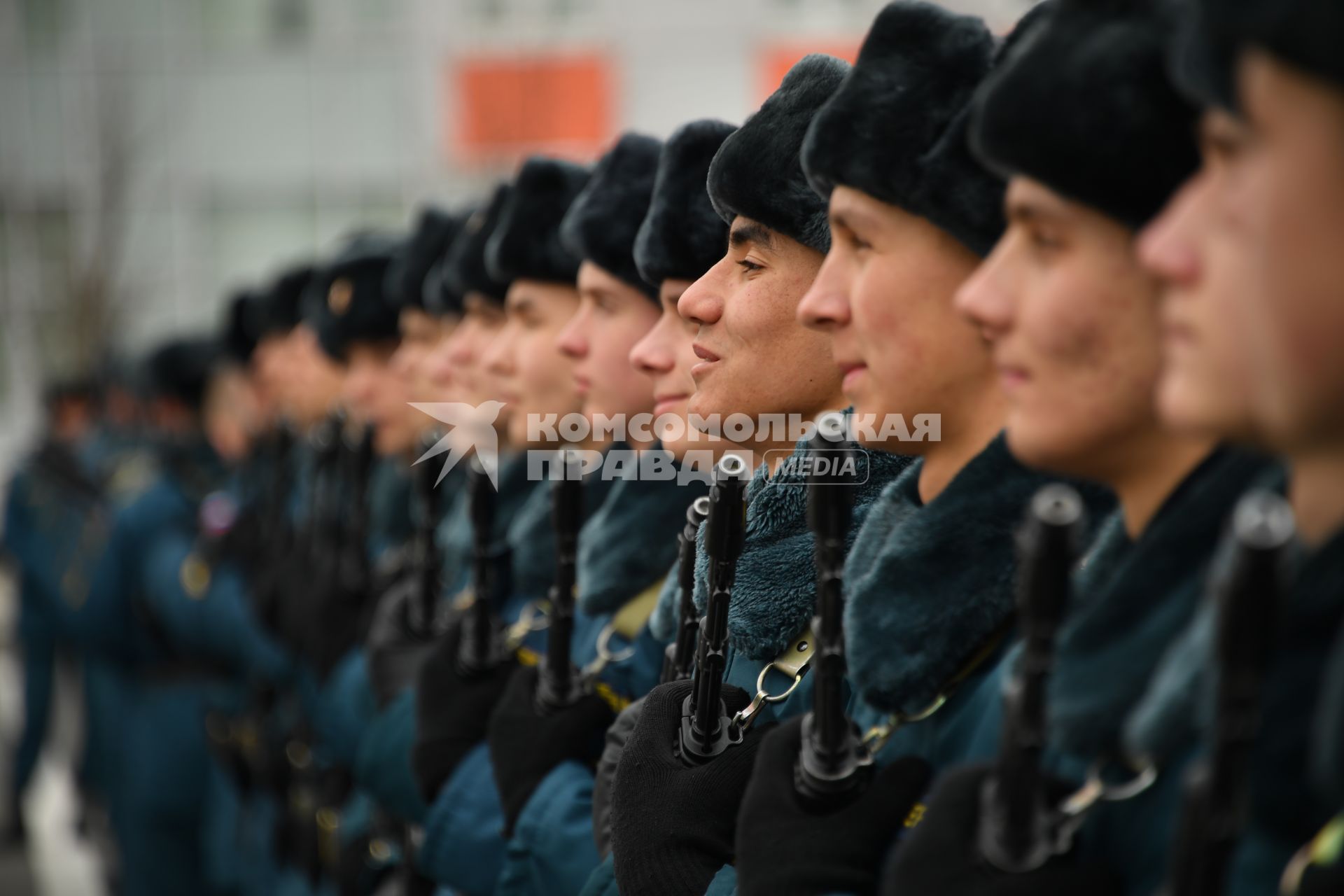 Московская область. Курсанты МЧС во время репетиции к Параду Победы на плацу Академии гражданской защиты МЧС.