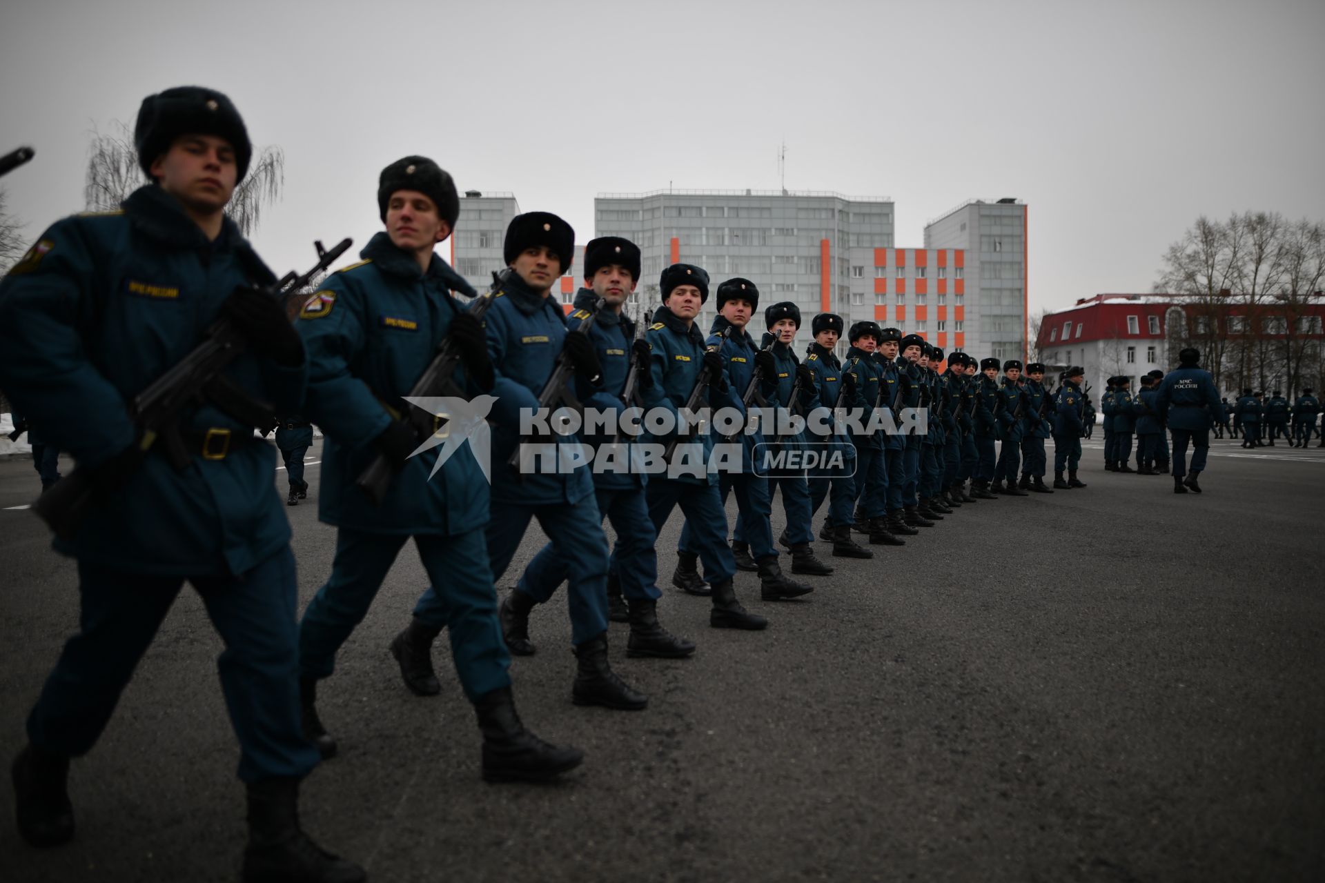 Московская область. Курсанты МЧС во время репетиции к Параду Победы на плацу Академии гражданской защиты МЧС.