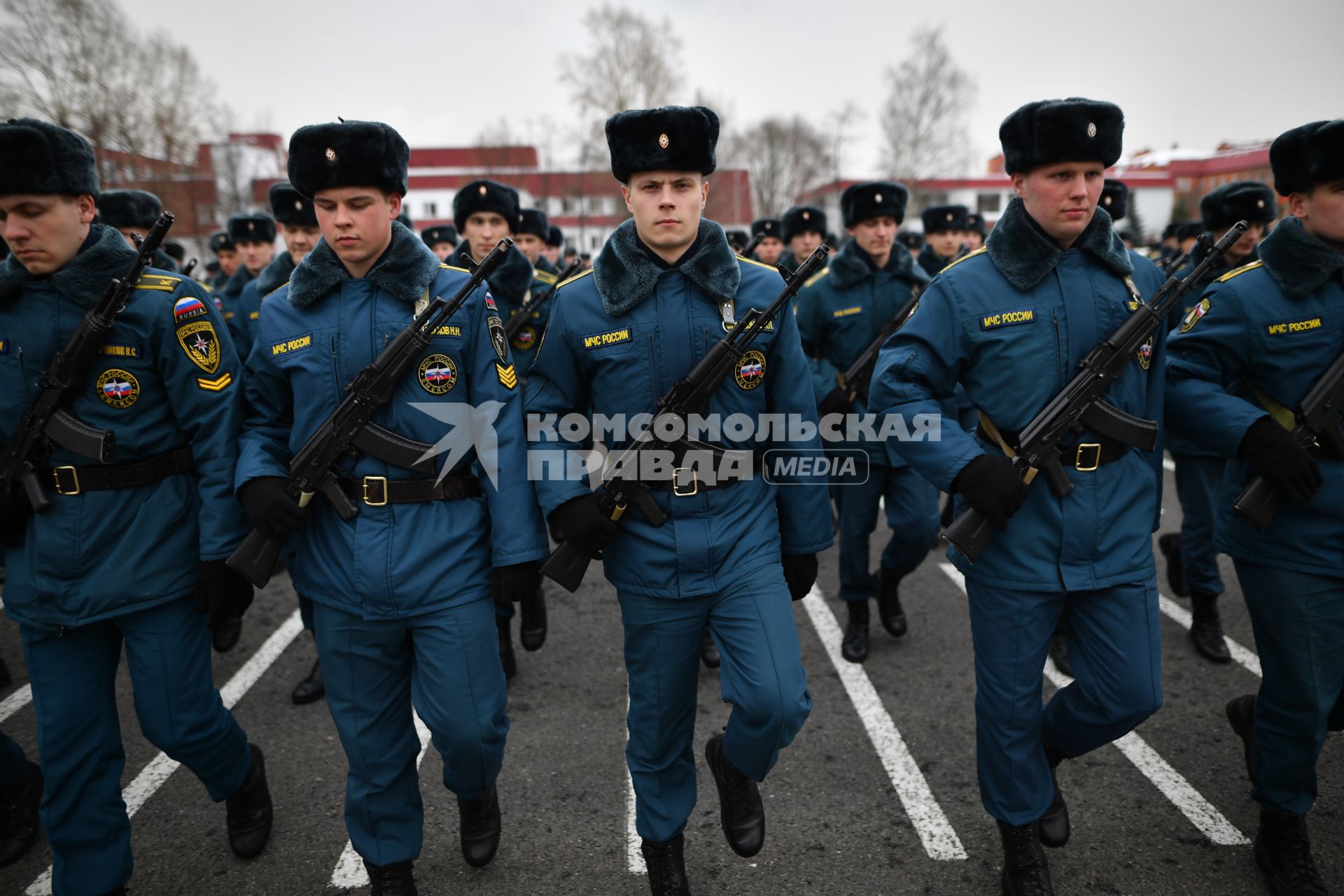 Московская область. Курсанты МЧС во время репетиции к Параду Победы на плацу Академии гражданской защиты МЧС.