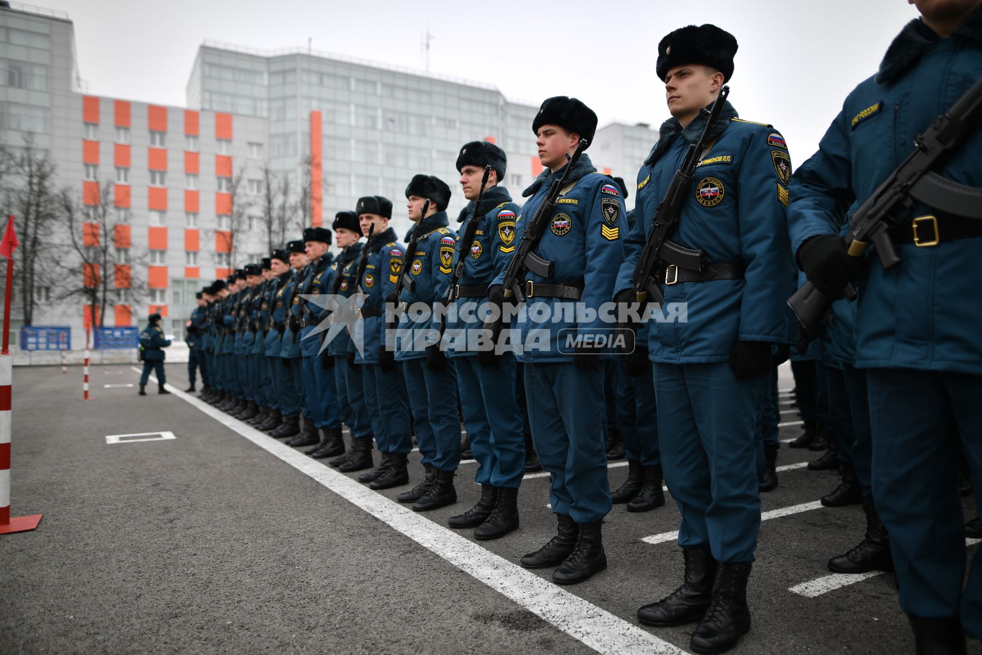 Московская область. Курсанты МЧС во время репетиции к Параду Победы на плацу Академии гражданской защиты МЧС.