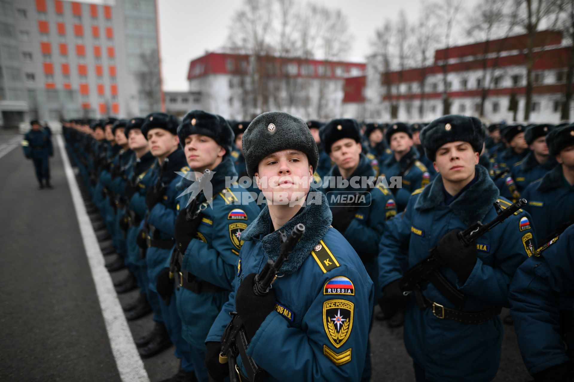 Московская область. Курсанты МЧС во время репетиции к Параду Победы на плацу Академии гражданской защиты МЧС.