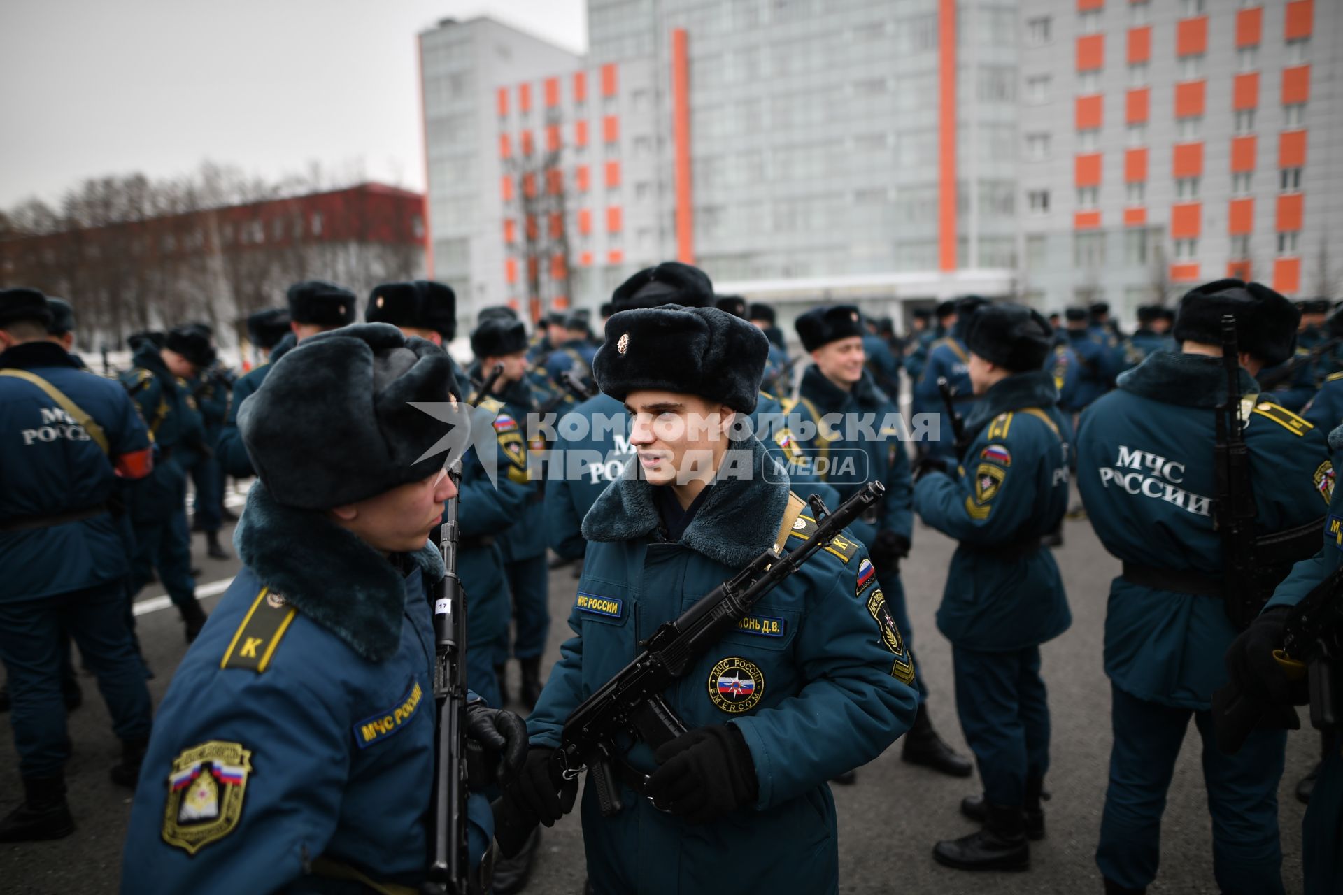 Московская область. Курсанты МЧС во время репетиции к Параду Победы на плацу Академии гражданской защиты МЧС.