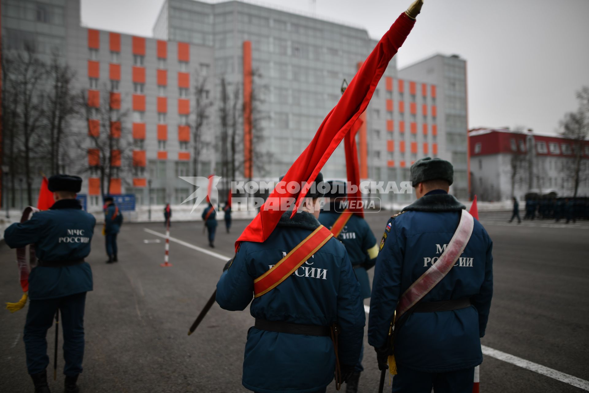 Московская область. Курсанты МЧС во время репетиции к Параду Победы на плацу Академии гражданской защиты МЧС.