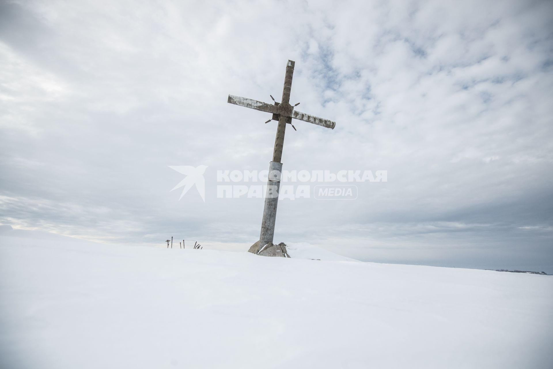 Юрьевец.  Крест на  Волге, установленный  на отмели ,где раньше стоял Кривоезерскоий монастырь.