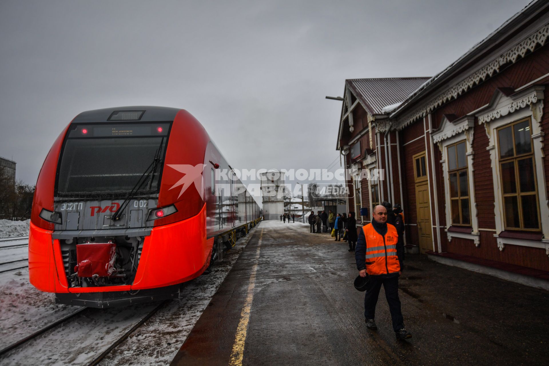 Шуя.  Скоростной поезд `Ласточка `у перрона вокзала.