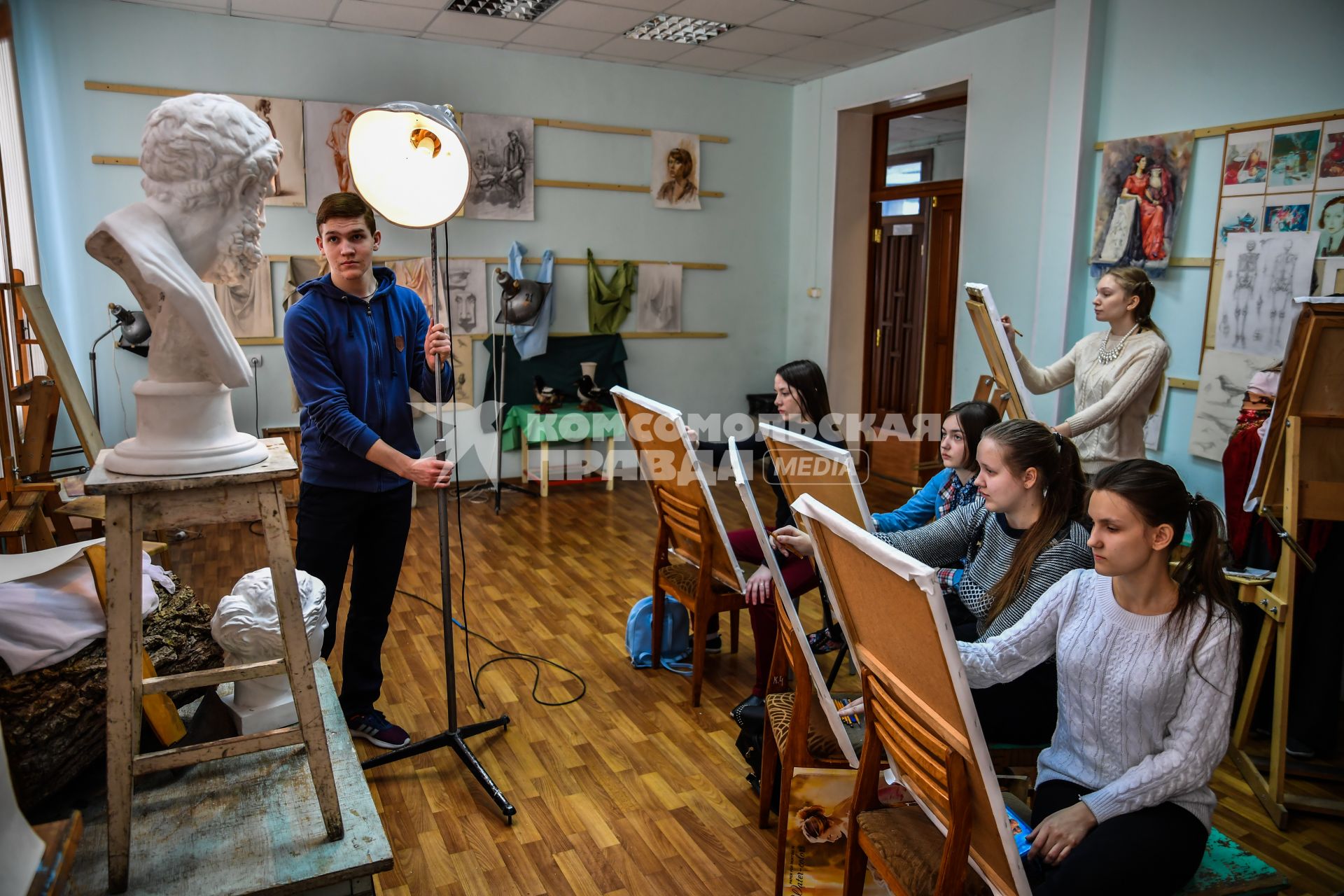 Палех.  Занятия студентов в Палехском художественное училище.