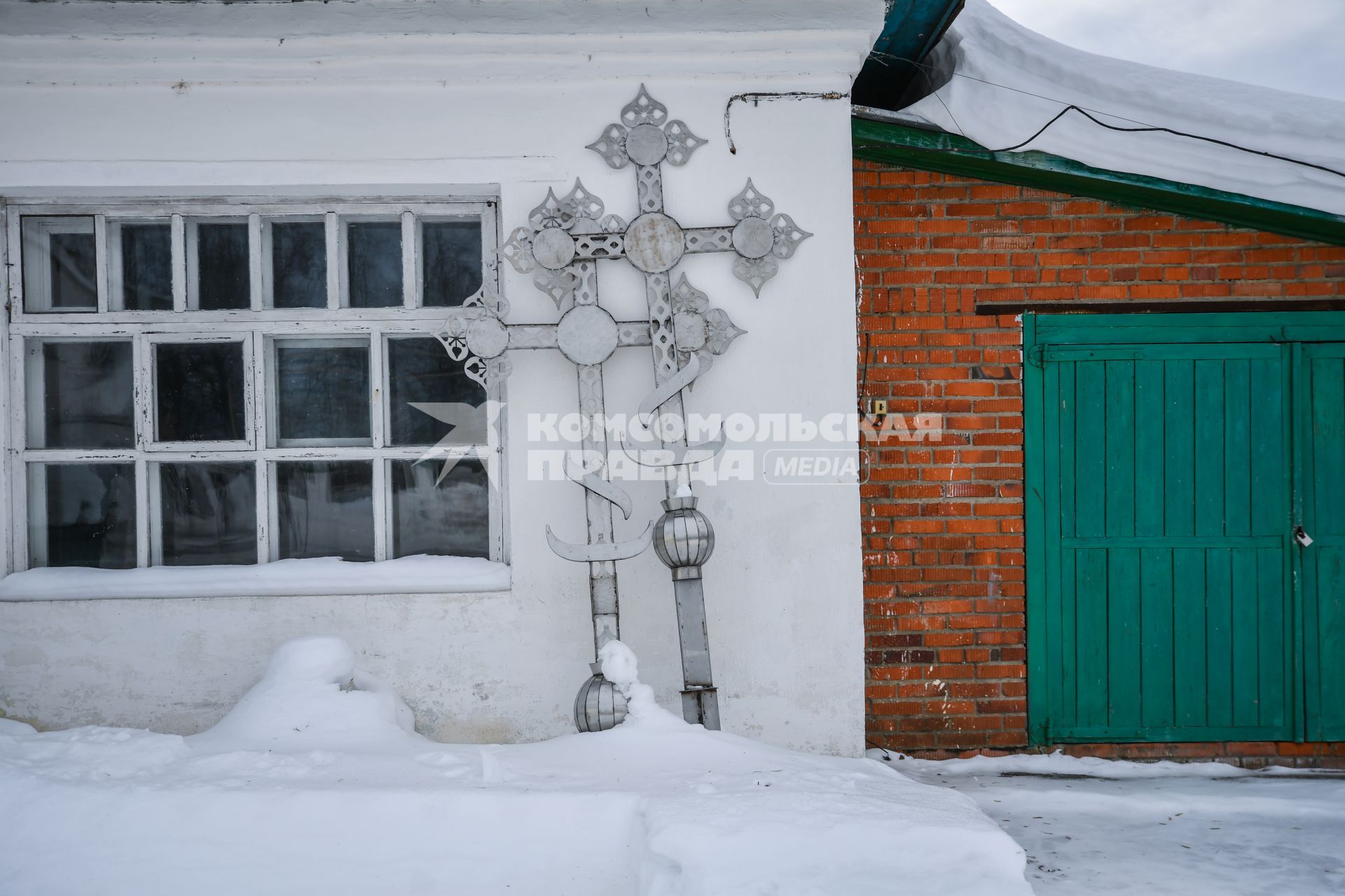 Кинешма. Православные кресты у  стены дома.