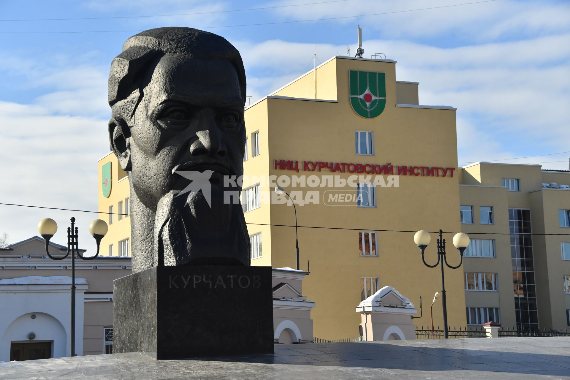 Москва.  Памятник академику И.В.Курчатову на одноименной площади.