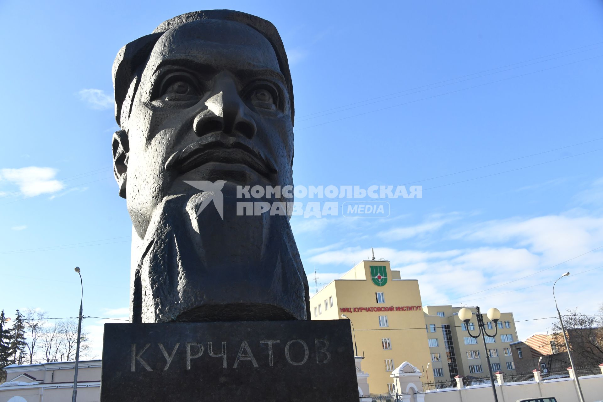 Москва.  Памятник академику И.В.Курчатову на одноименной площади.