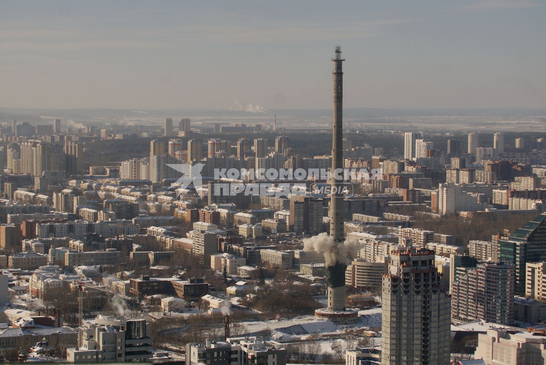 Екатеринбург. Снос недостроенной телебашни путем направленного подрыва конструкции. На этом месте компания УГМК планирует построить ледовую арену