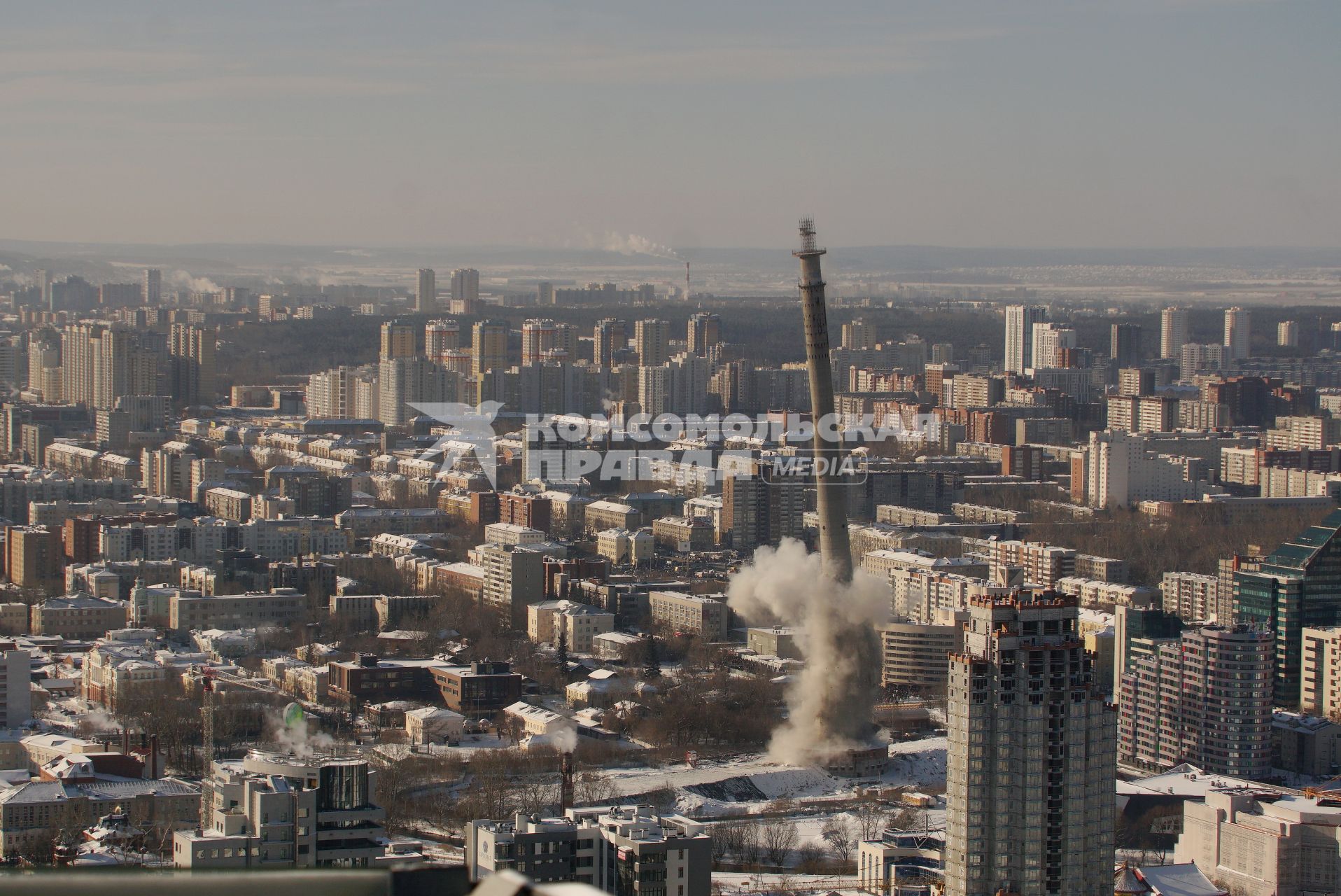 Екатеринбург. Снос недостроенной телебашни путем направленного подрыва конструкции. На этом месте компания УГМК планирует построить ледовую арену