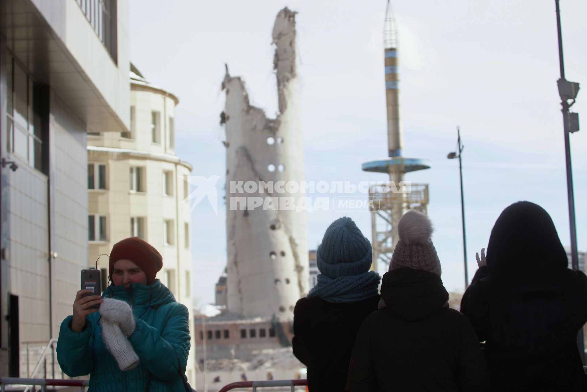 Екатеринбург. Люди фотографируются на фоне недоразрушенного основания недостроенной телебашни, после ее сноса путем направленного взрыва. На этом месте компания УГМК планирует построить ледовую арену