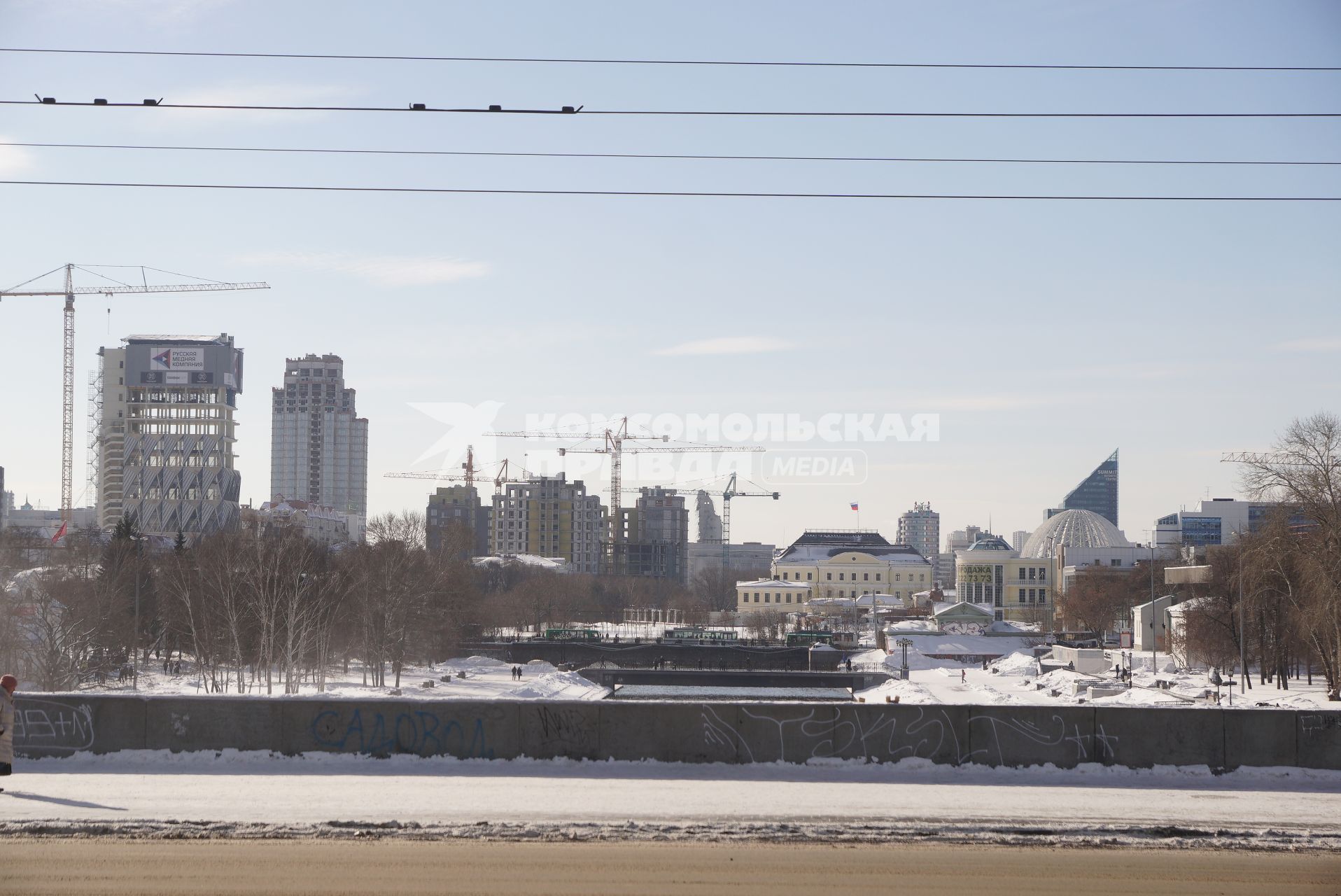 Екатеринбург. Вид на Екатеринбург после сноса недостроенной телебашни, путем направленного взрыва. На ее месте компания УГМК планирует построить ледовую арену