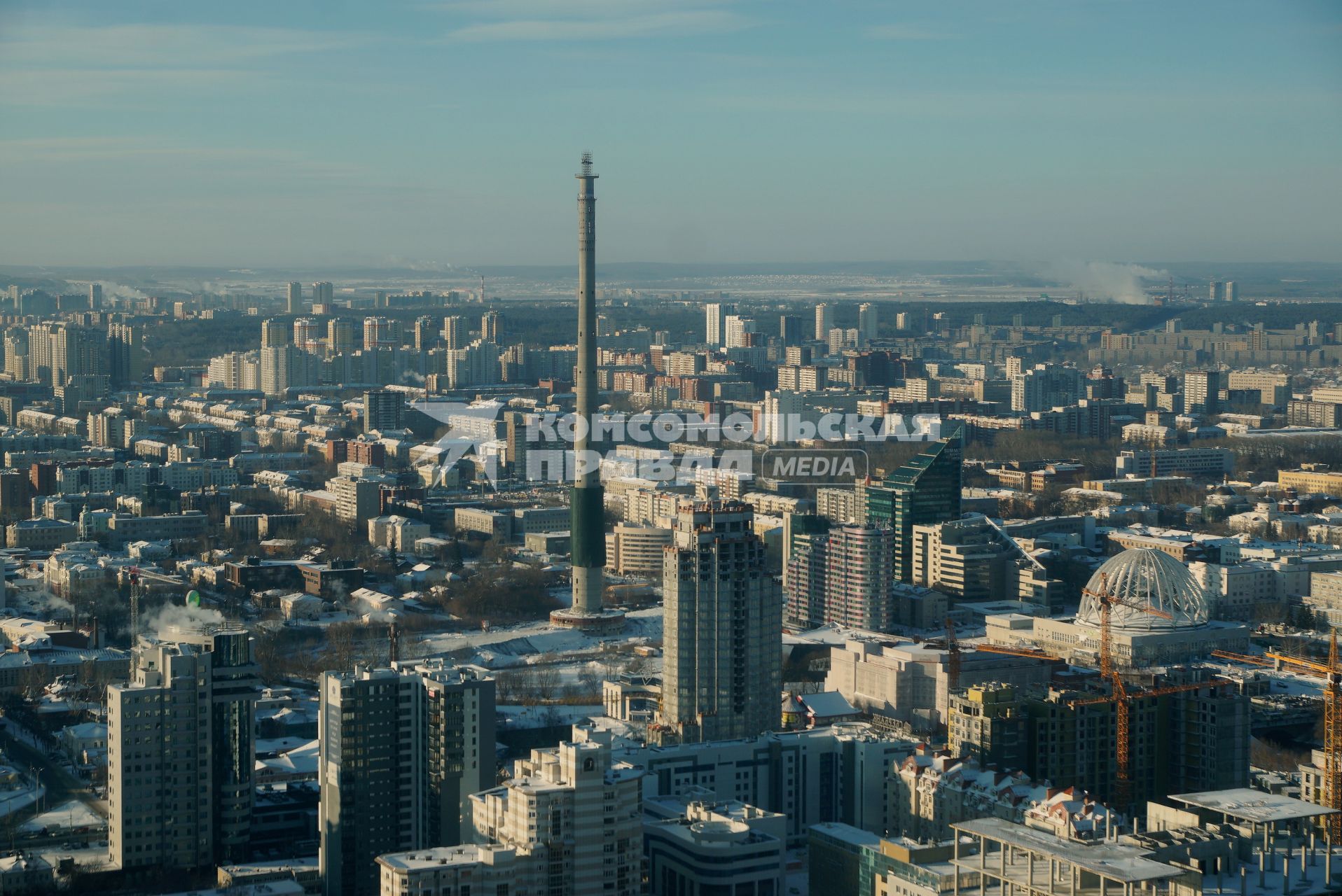 Екатеринбург. Вид на недостроенную телебашню перед ее сносом. На этом месте компания УГМК планирует построить ледовую арену