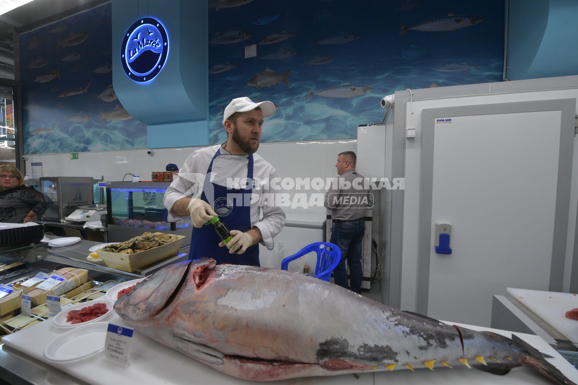 Москва. Торговля  морепродуктами на  Велозаводском рынке.