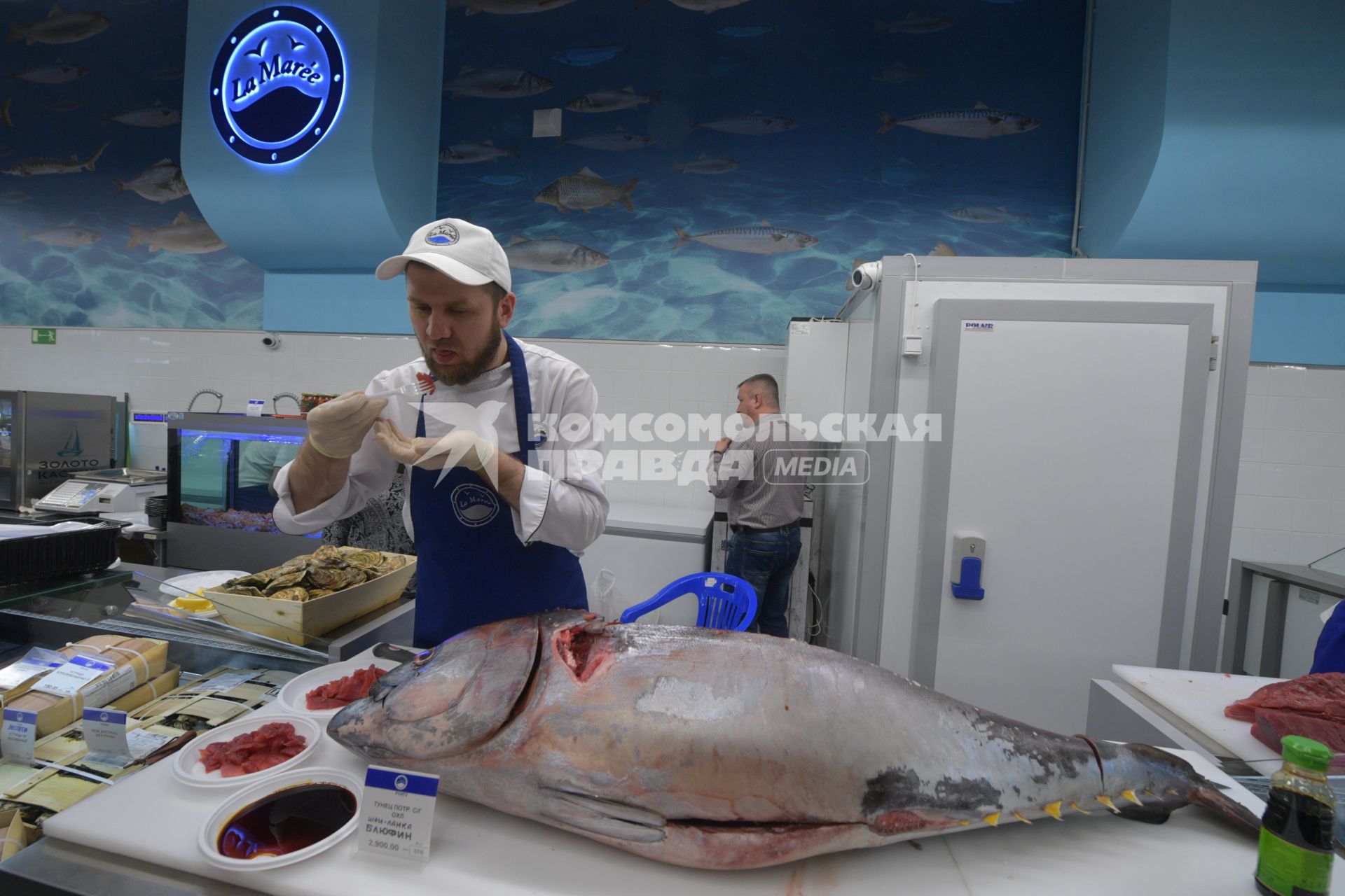 Москва. Торговля  морепродуктами на  Велозаводском рынке.