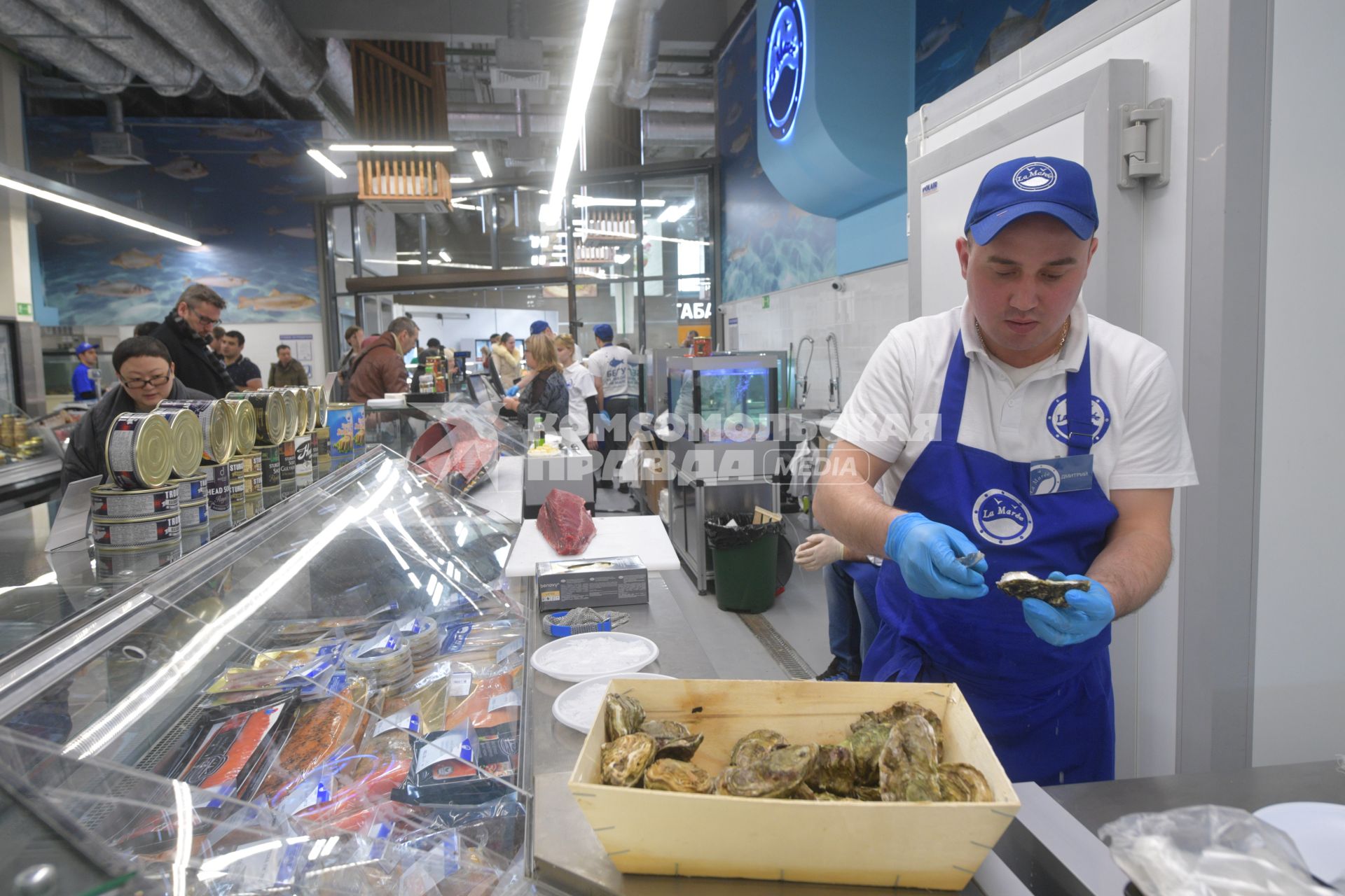 Москва. Торговля  морепродуктами на  Велозаводском рынке.
