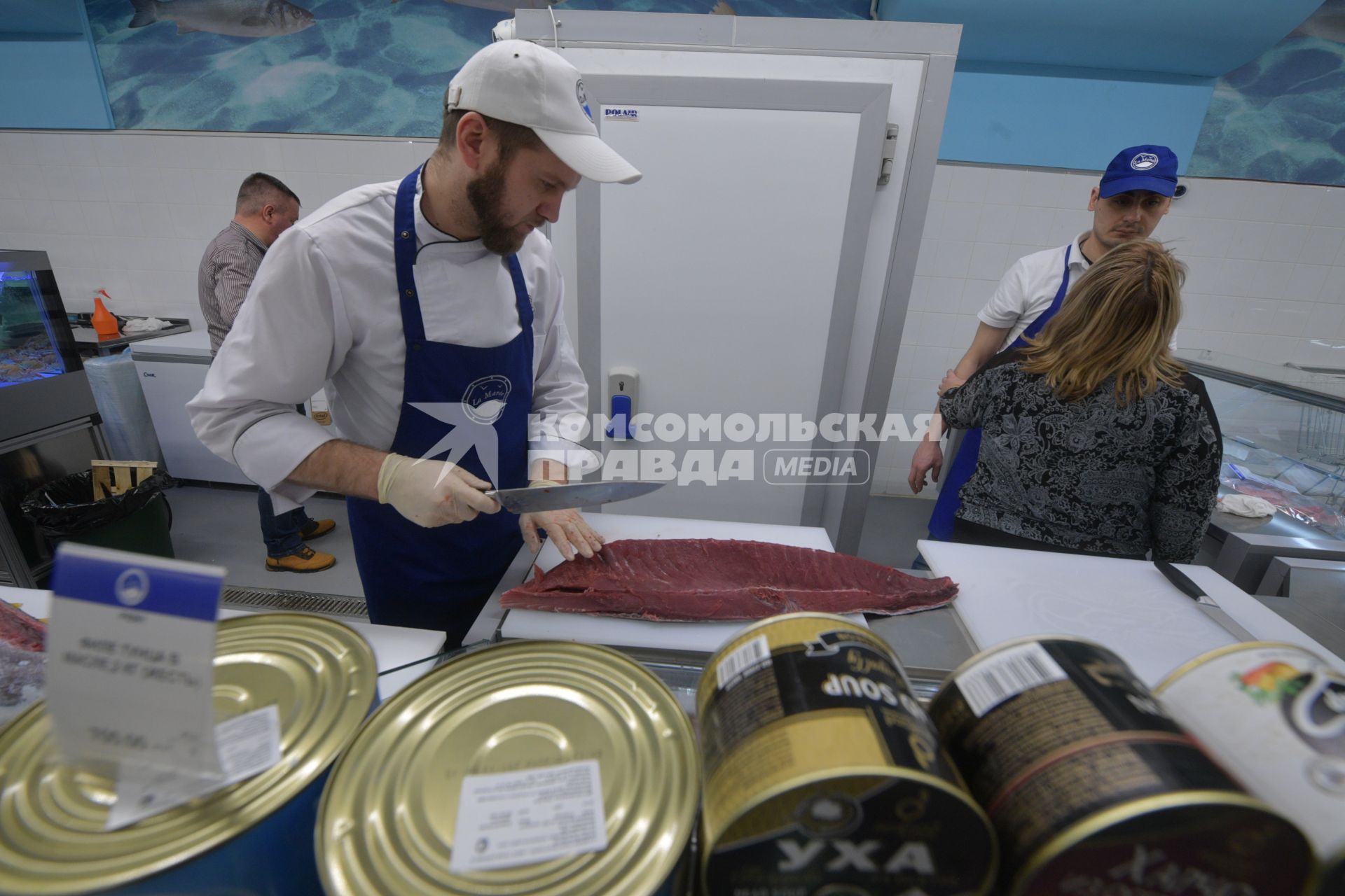 Москва. Торговля  морепродуктами на  Велозаводском рынке.