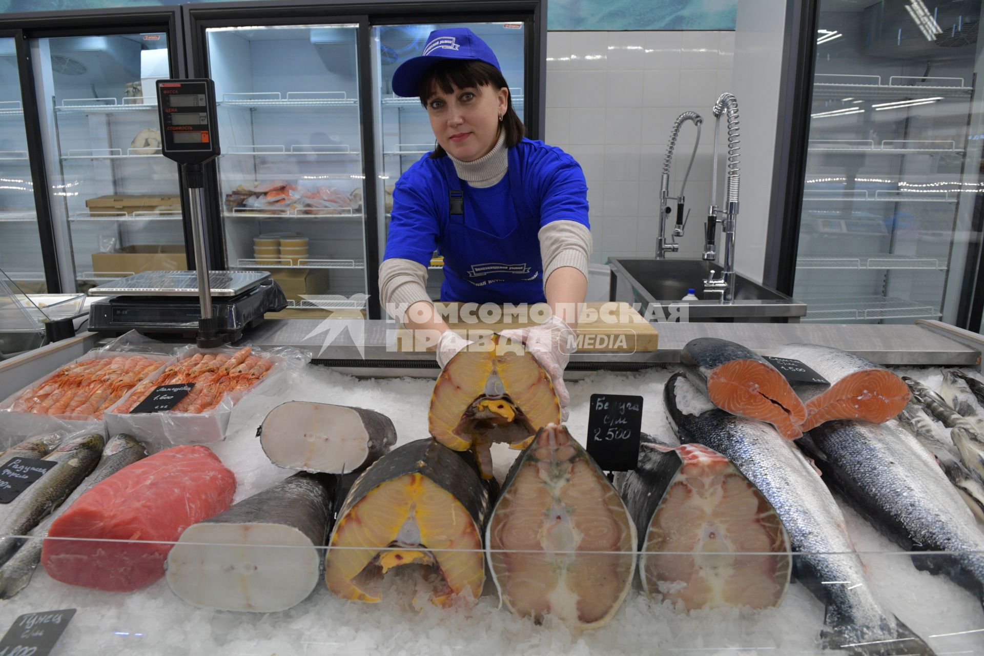 Москва. Торговля  морепродуктами на  Велозаводском рынке.