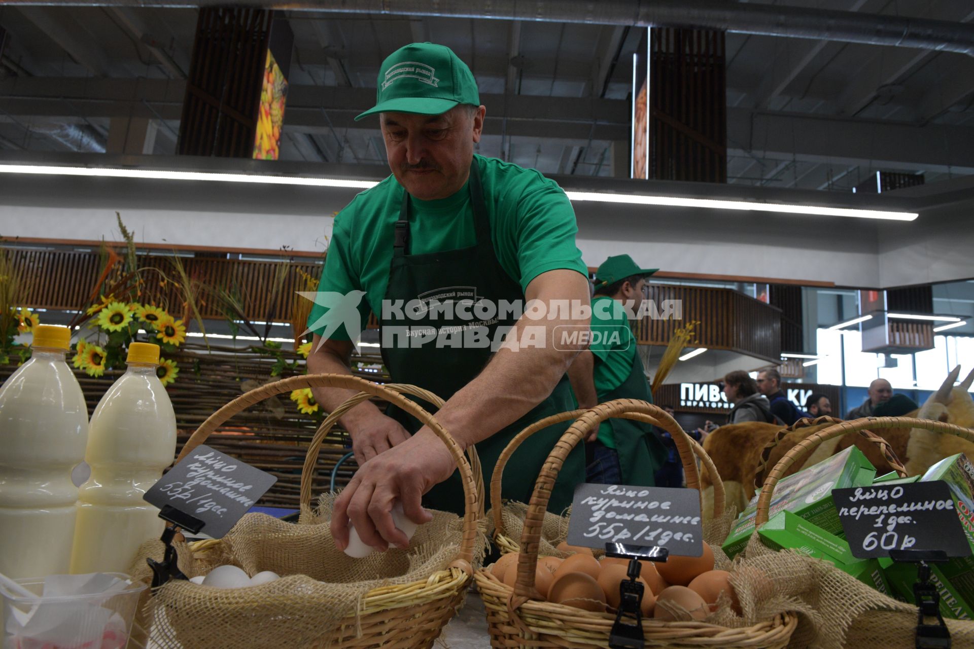 Москва. Торговля фермерской продукцией на  Велозаводском рынке.